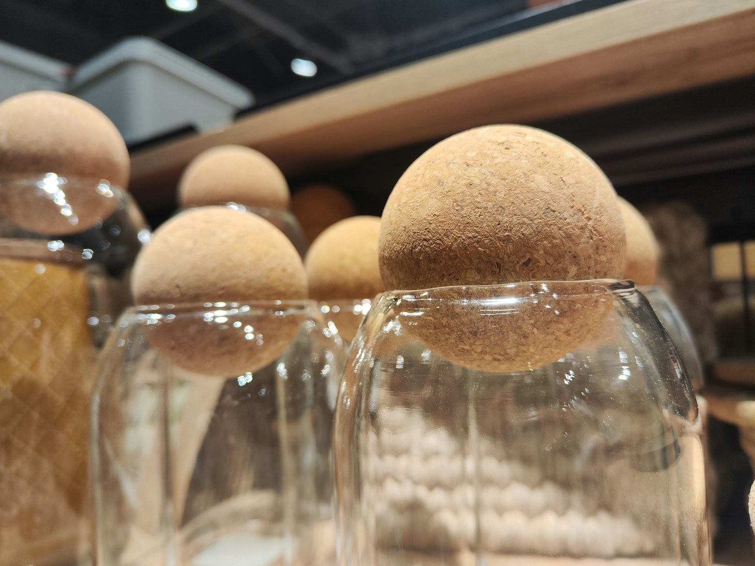 Objek bulat coklat ditempatkan di atas toples kaca