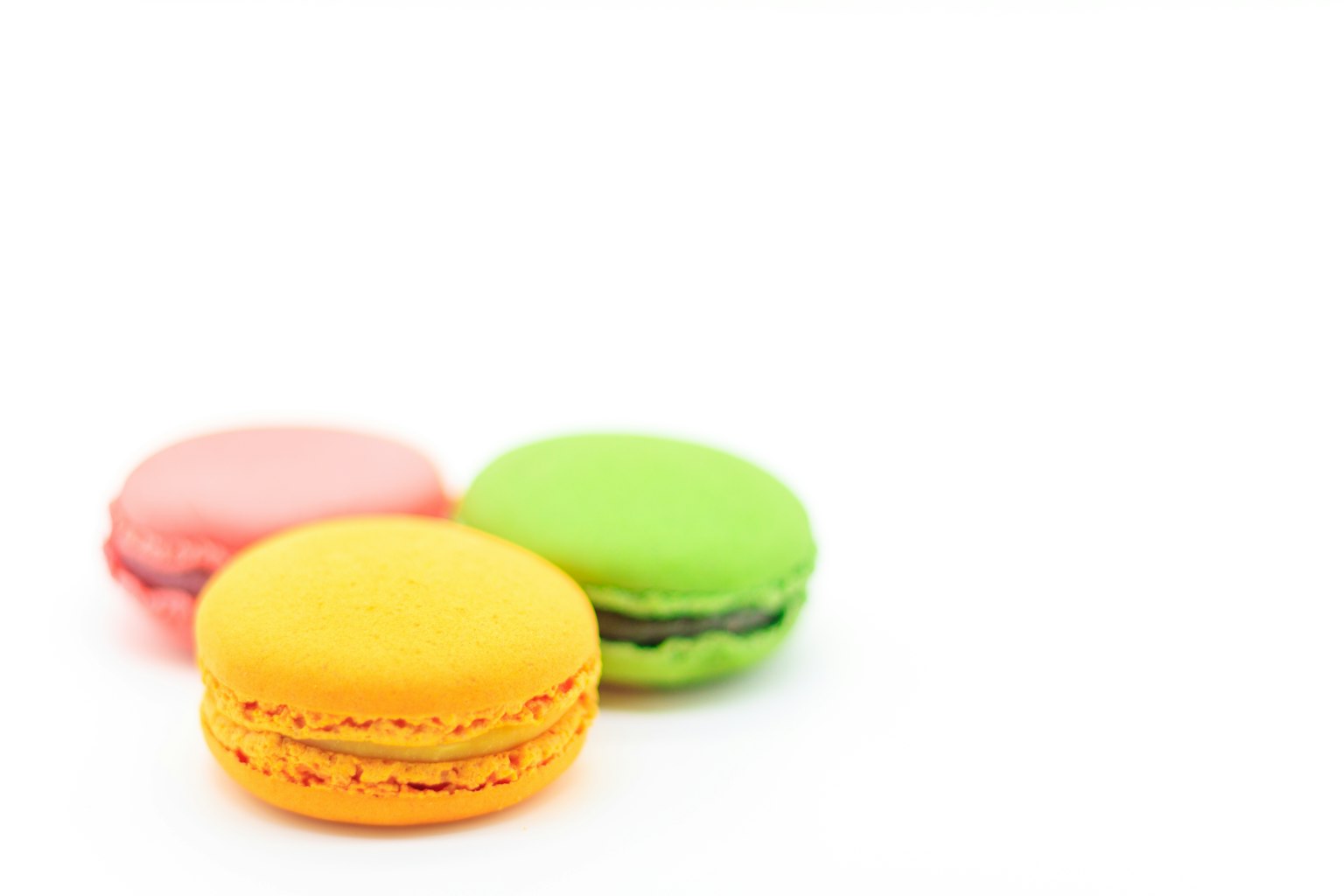 Macaron đầy màu sắc được sắp xếp trên nền trắng