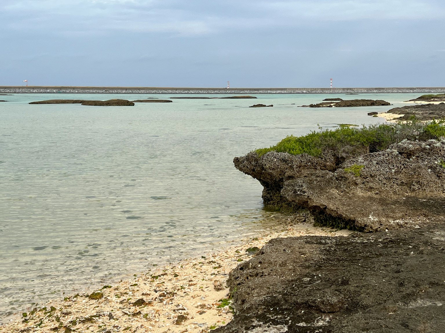 Ruhige Küstenansicht mit felsiger Küste und ruhigem Wasser