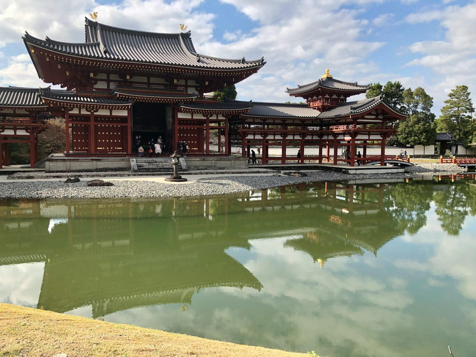 美丽的日本寺庙和池塘的倒影
