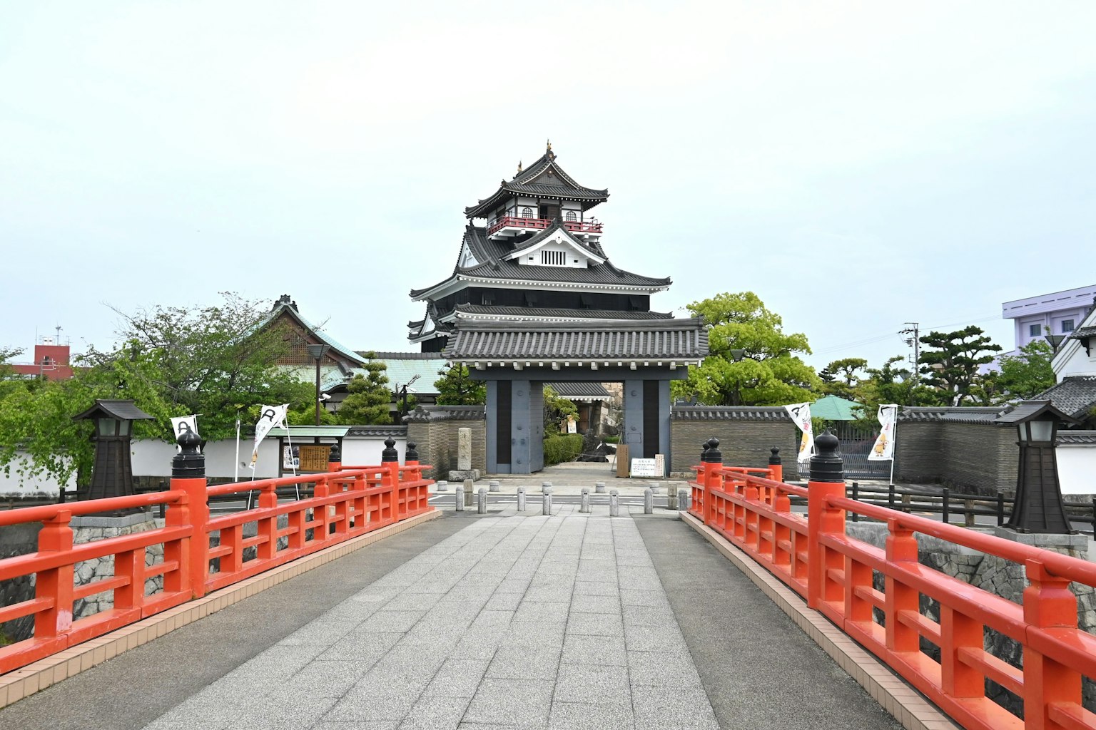 风景优美的红桥和传统建筑