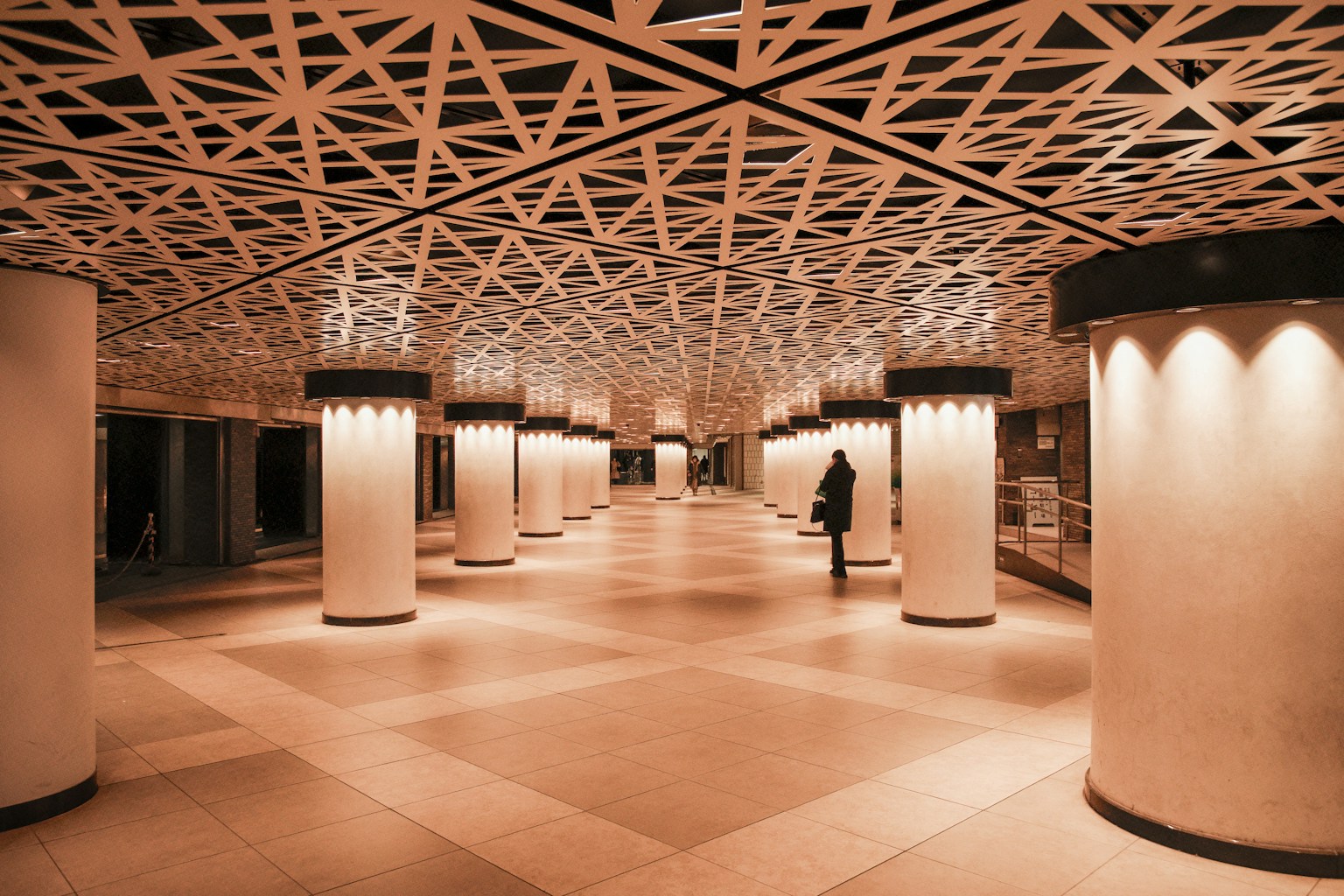 Tampilan interior jalur bawah tanah modern dengan langit-langit geometris