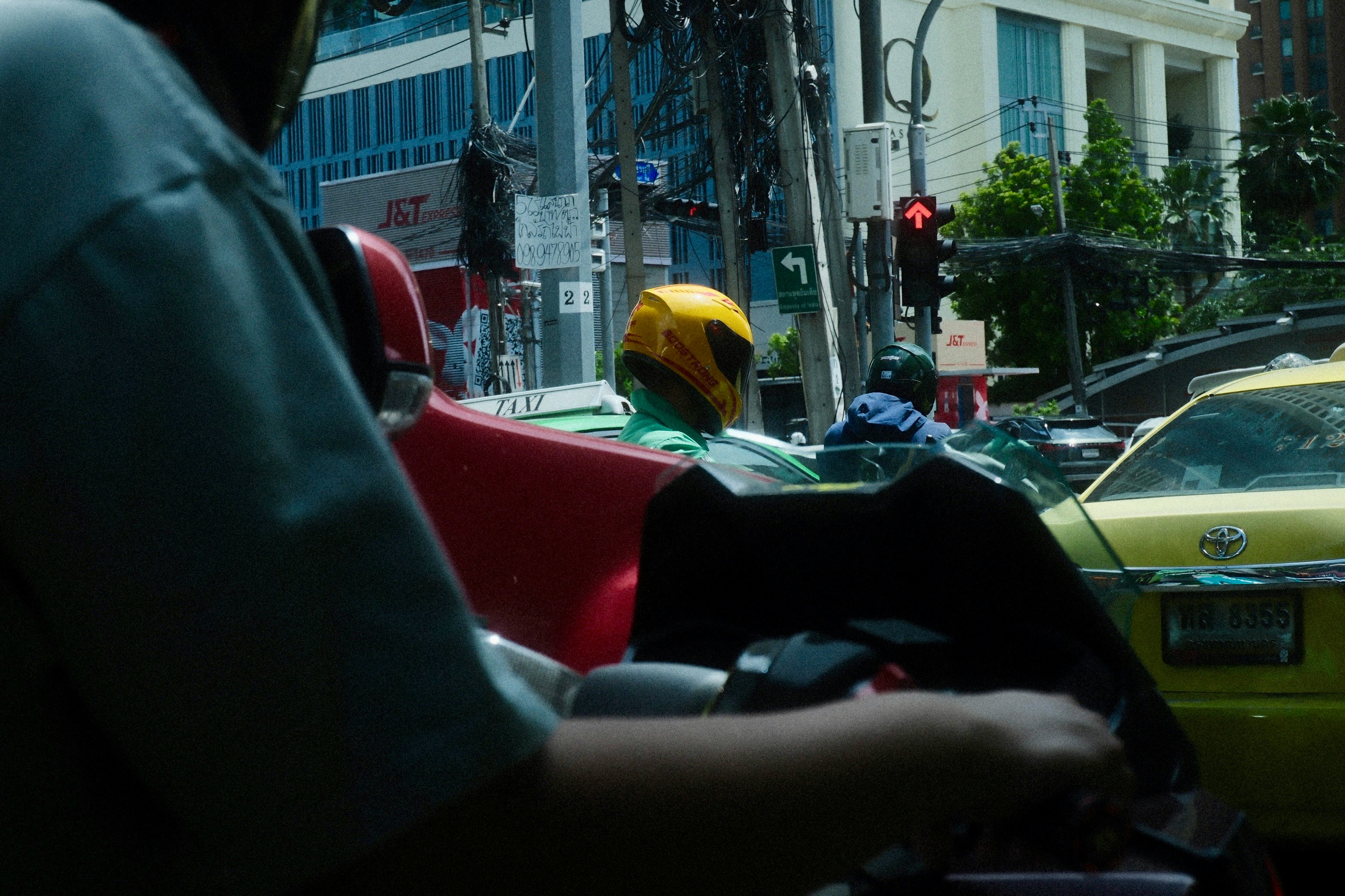 車内から見える渋滞の街並みと信号