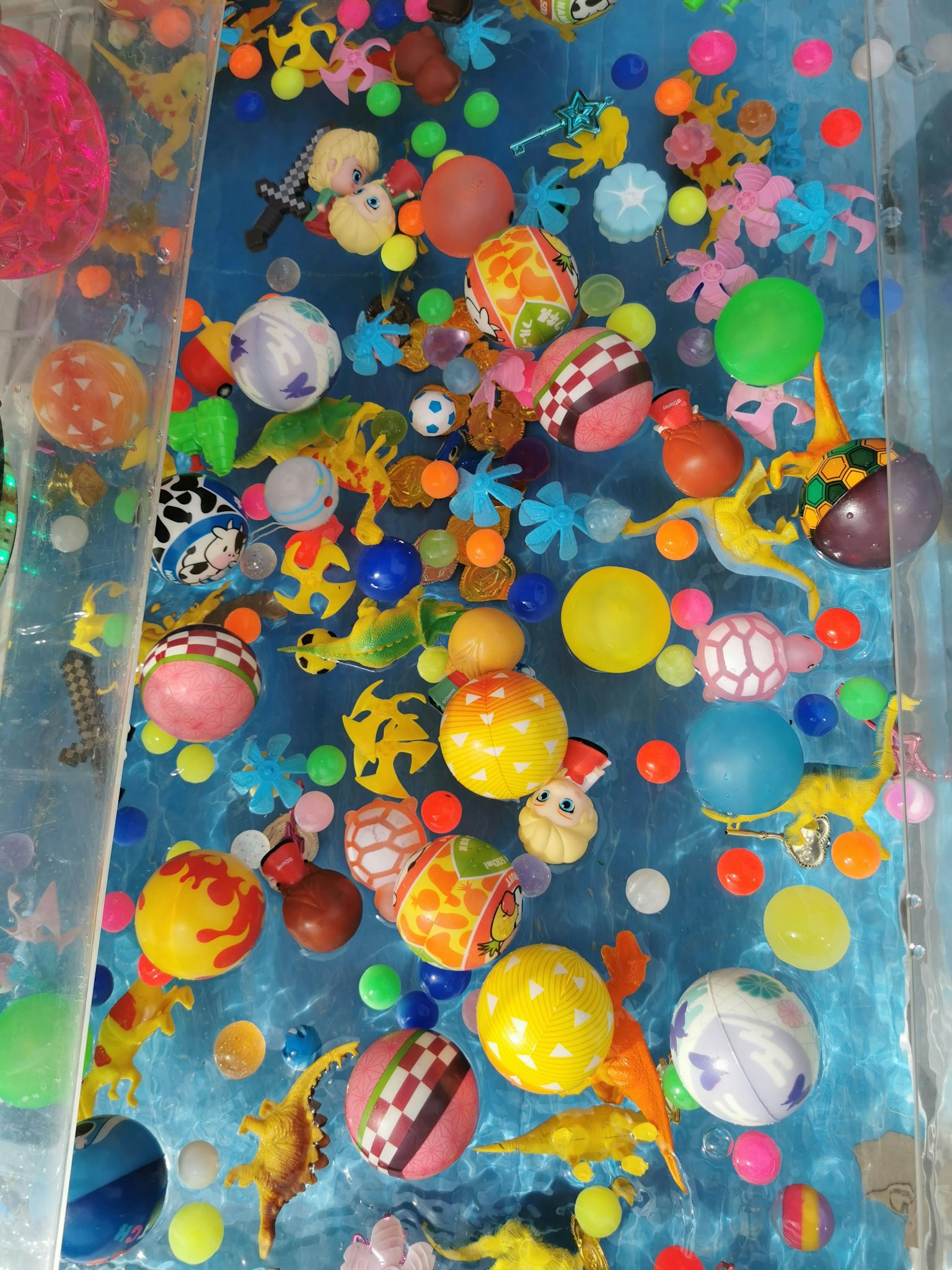 Scène amusante avec des balles et des jouets colorés flottant dans l'eau