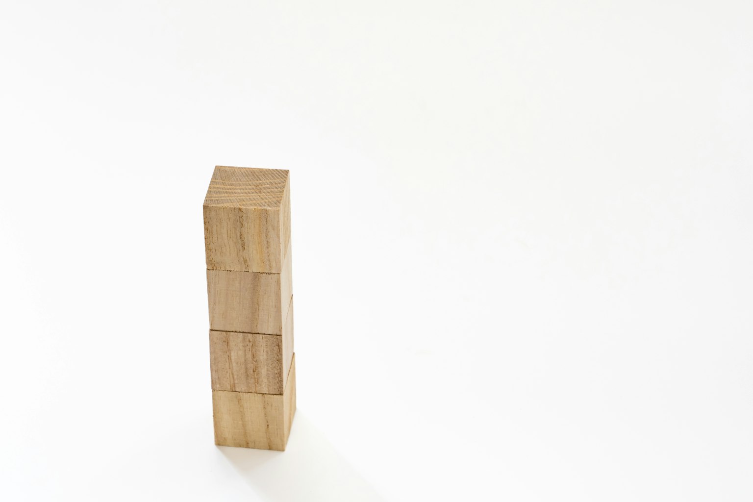 Mucchio di blocchi di legno in un contesto minimalista