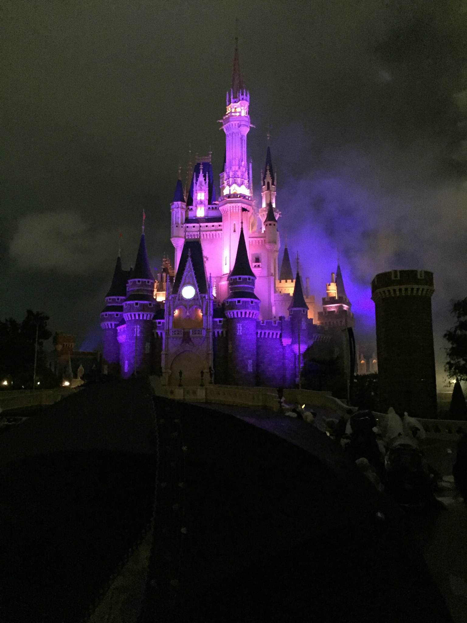 Castillo de Disney iluminado en púrpura por la noche
