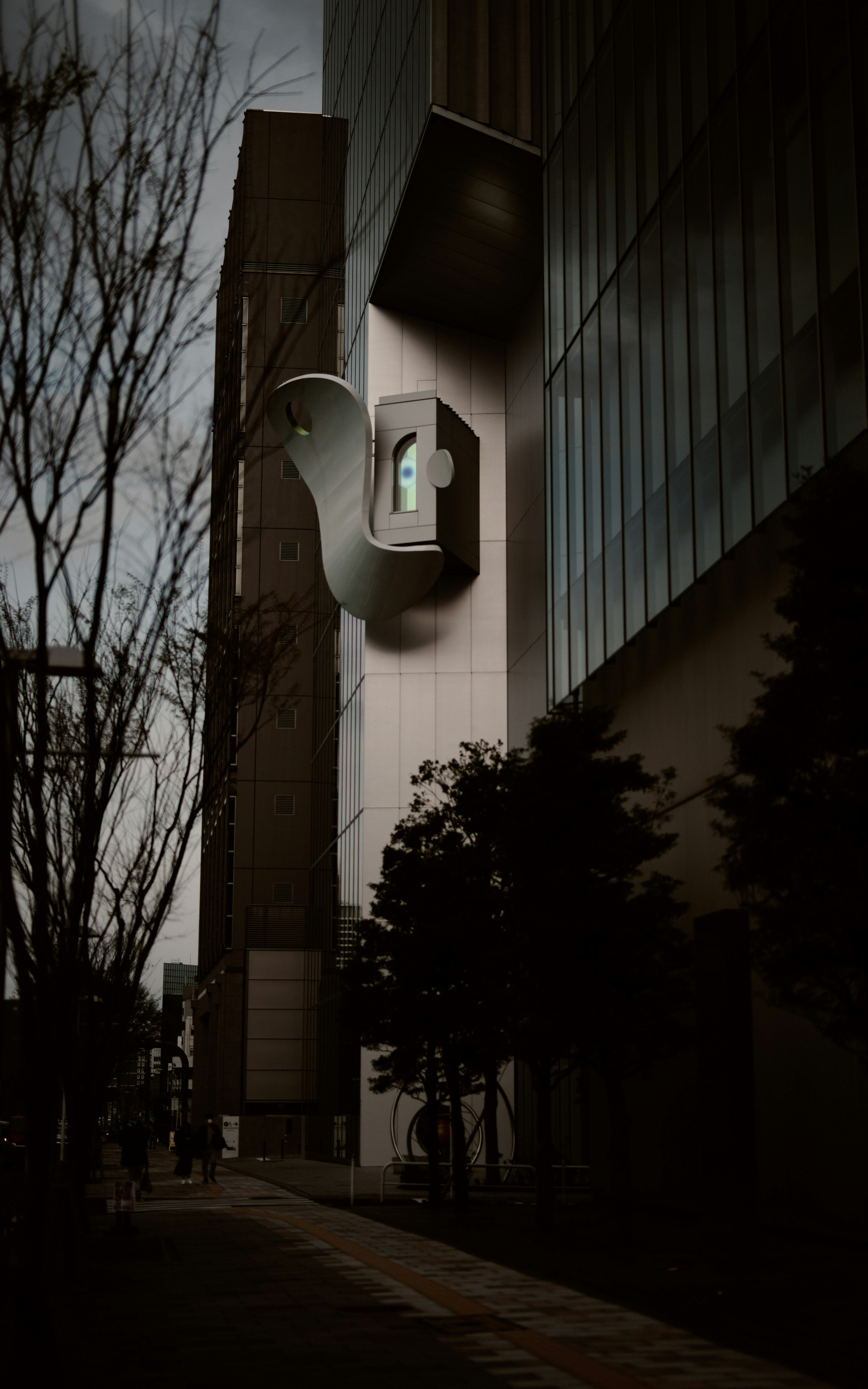 東京の街並みに立つ建物の外観