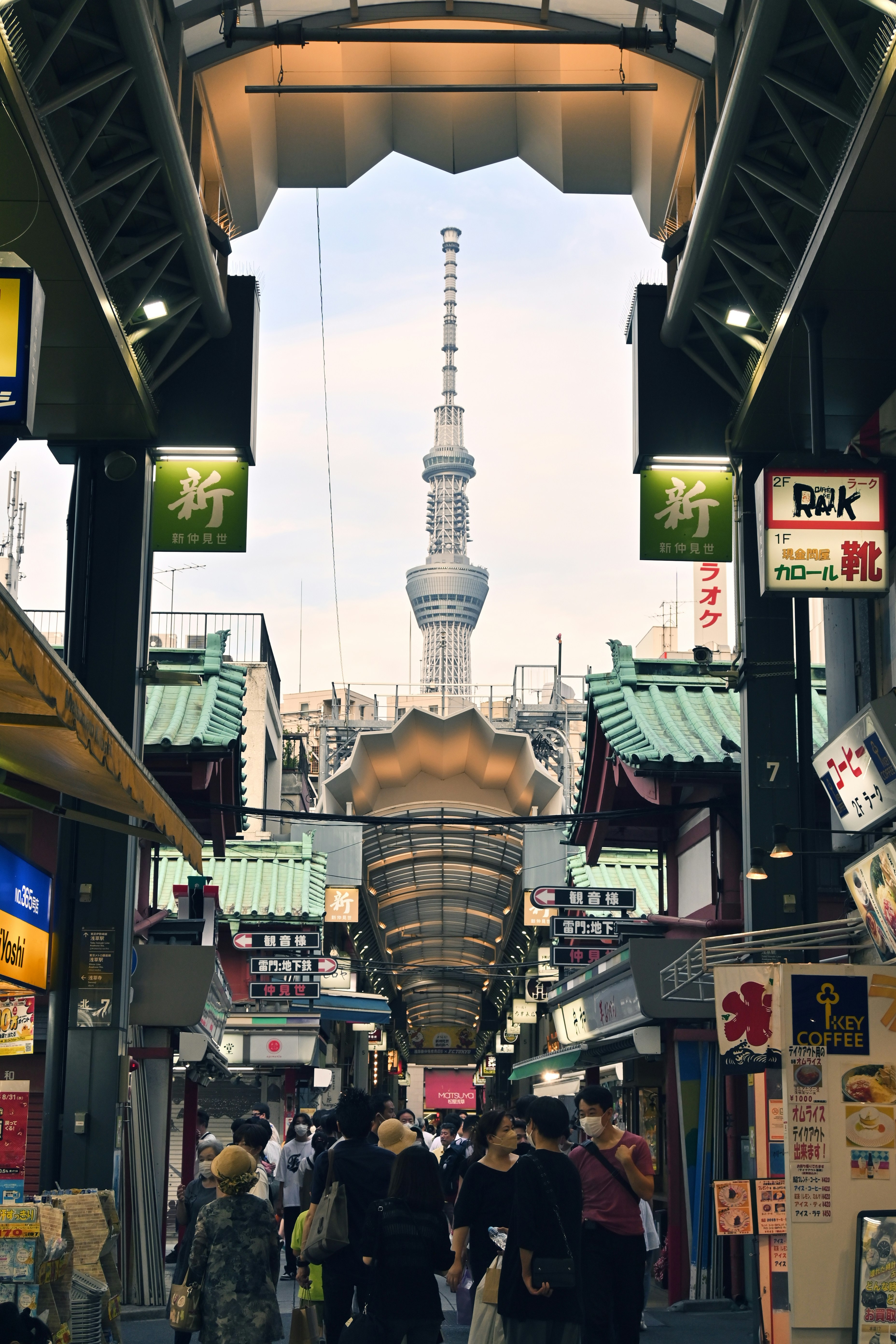 Tháp Tokyo Skytree nhìn qua hành lang mua sắm có mái
