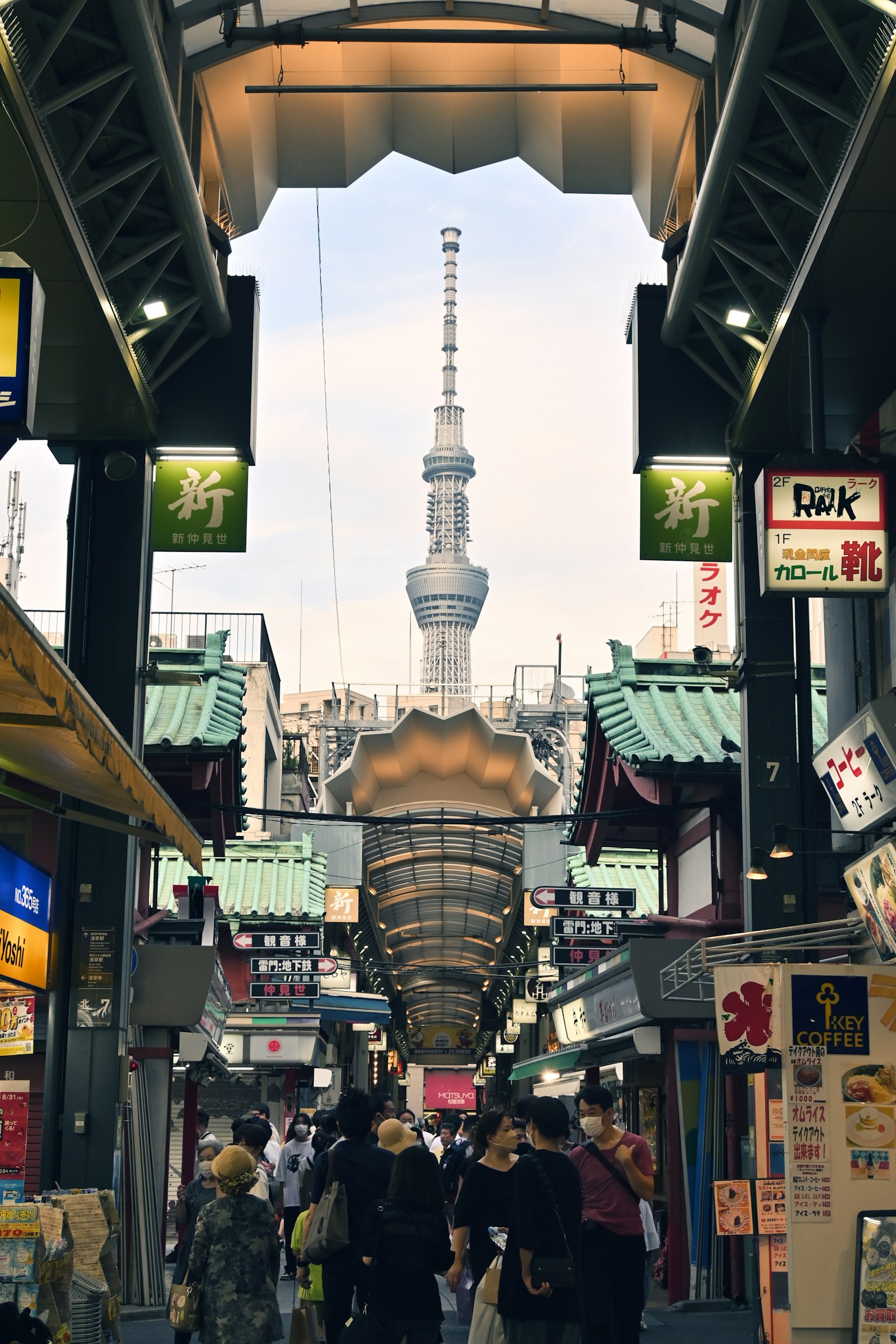 從淺草的仲見世街看到的東京晴空塔和熱鬧的商店