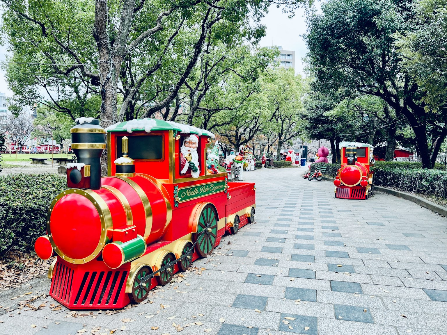 Kereta taman bermain berwarna-warni di lingkungan taman