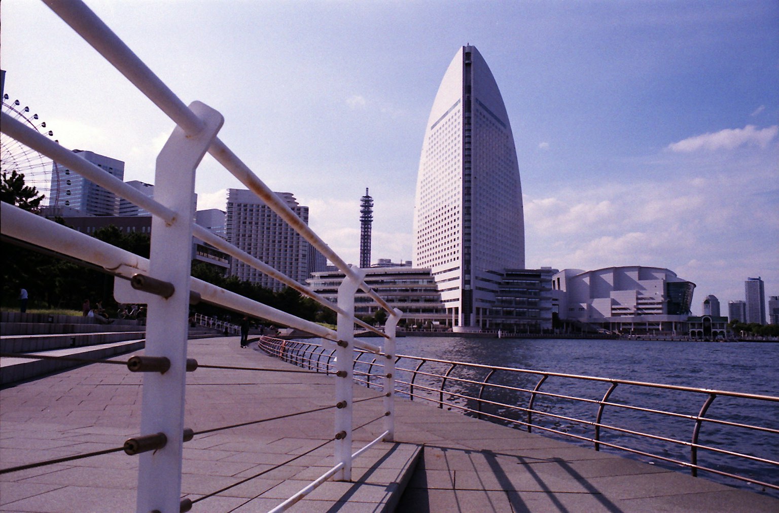 横滨海滨的现代建筑和步道景观