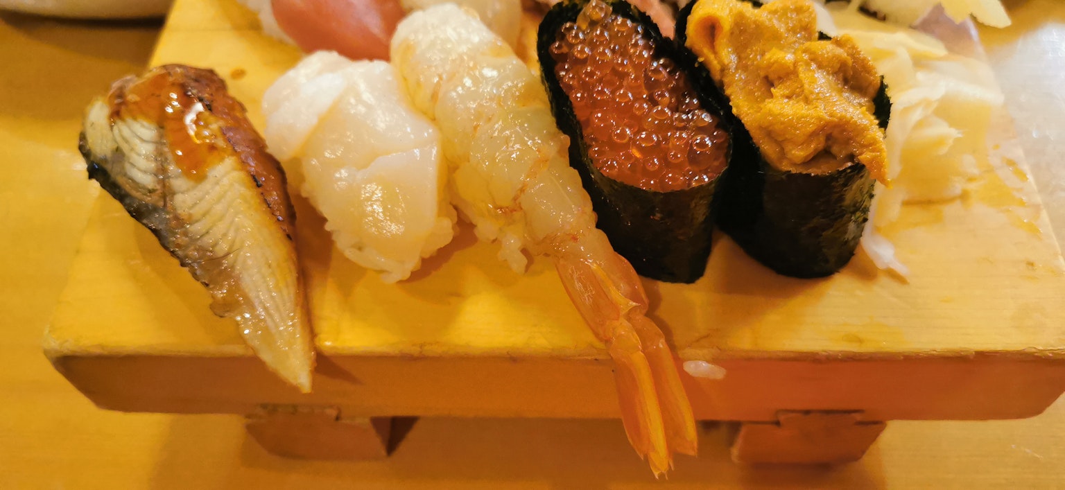 Sushi segar yang disajikan di piring kayu