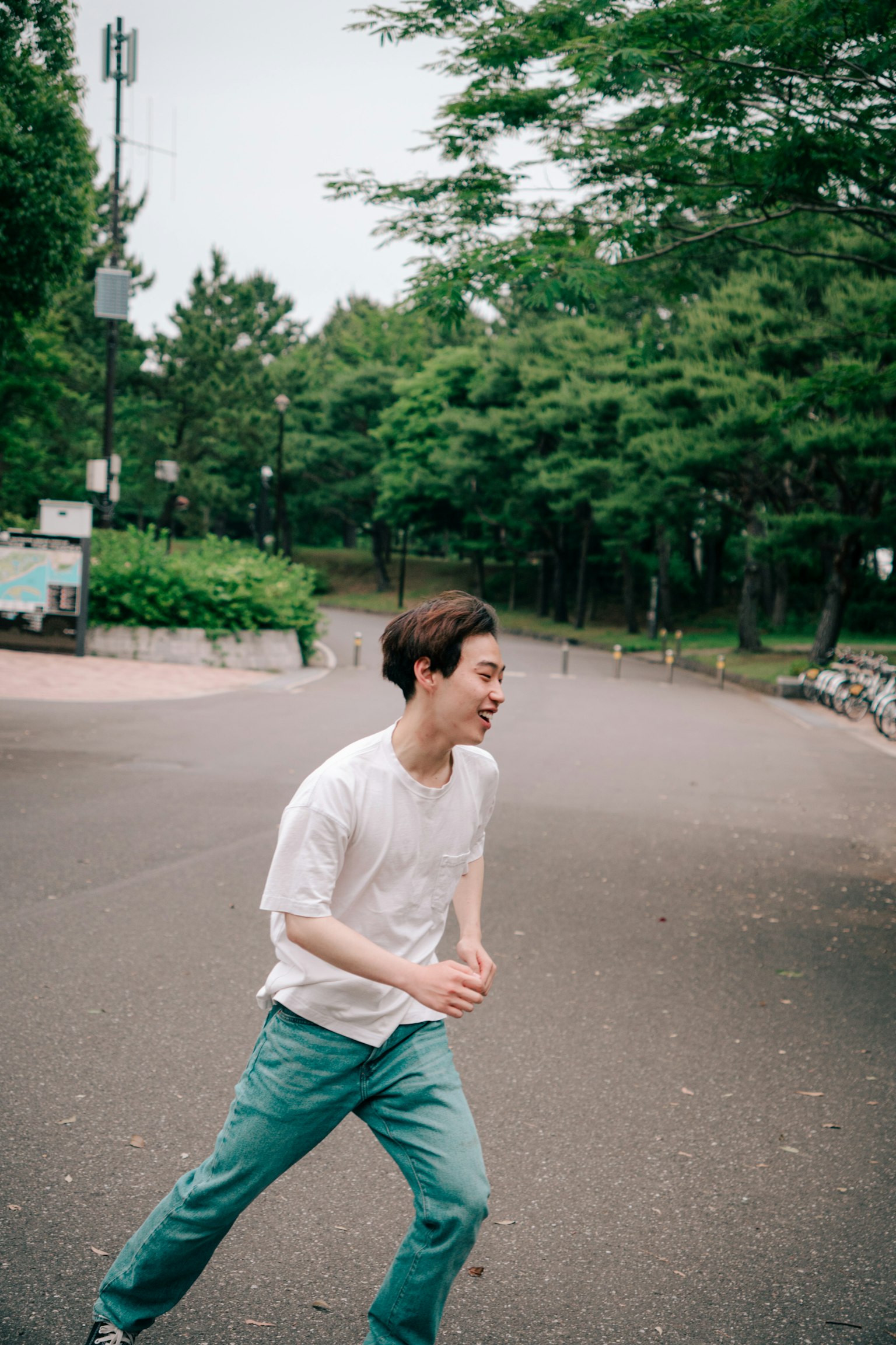 公园中跑步的男性 背景有绿色树木