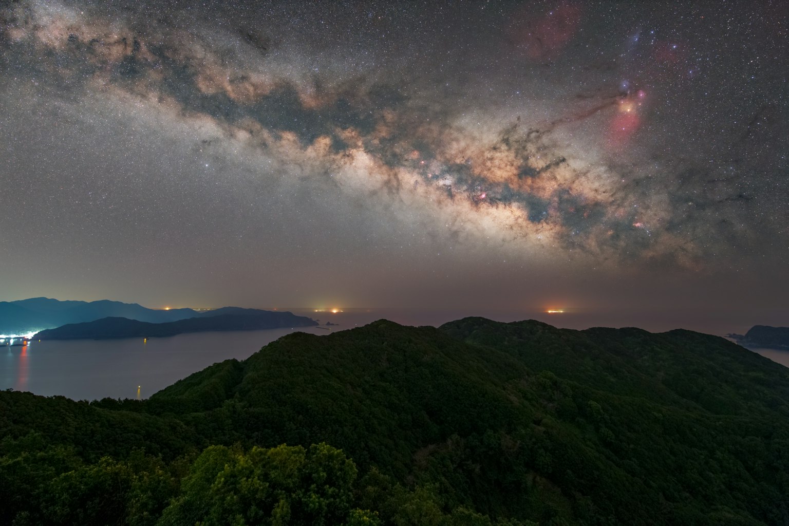 Vue impressionnante de la Voie lactée s'étendant dans le ciel nocturne avec des montagnes