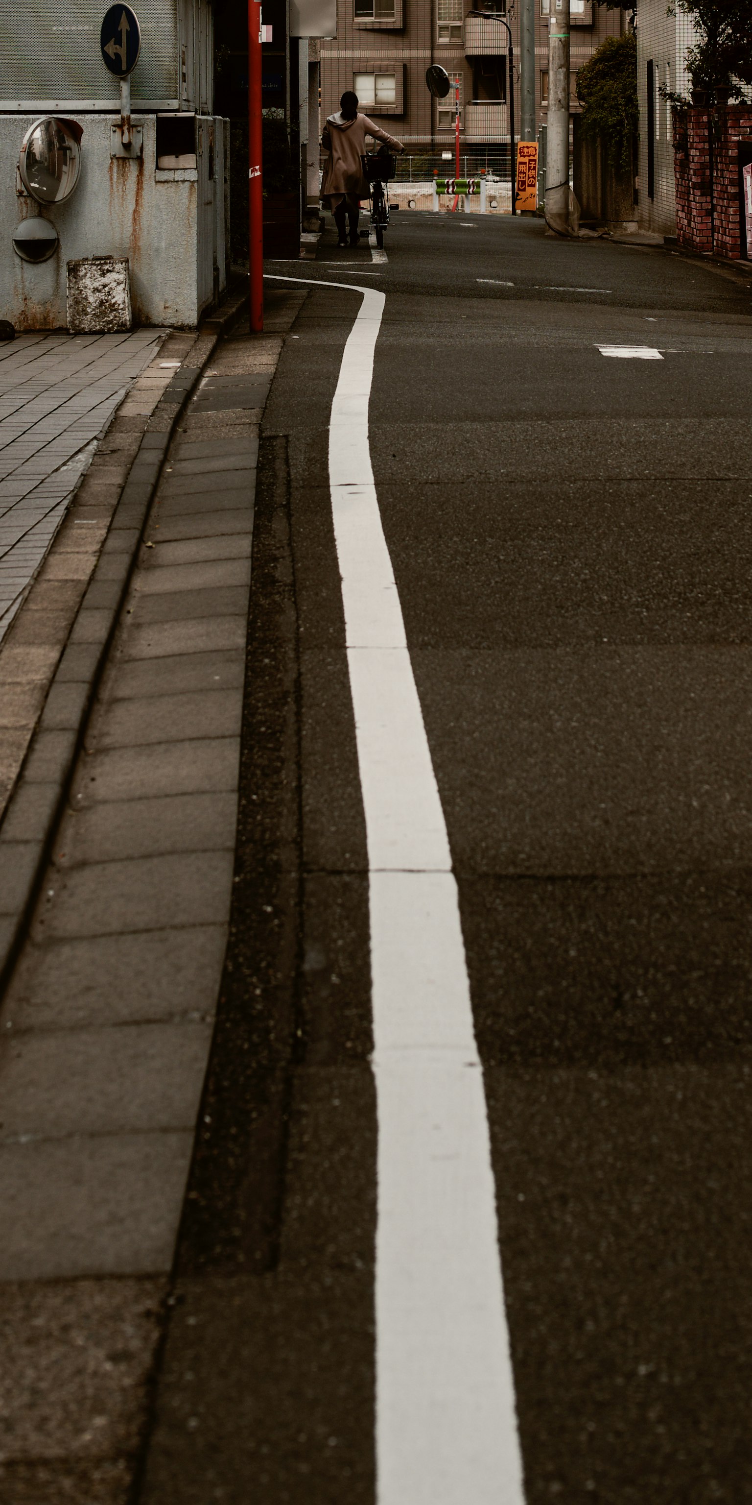 Una escena de calle con una carretera pavimentada y una línea blanca