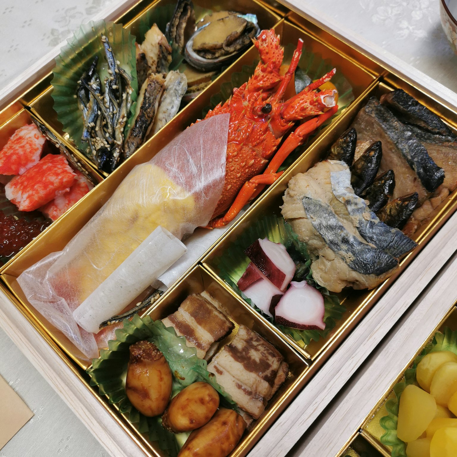 Assortiment de cuisine japonaise luxueuse avec des fruits de mer et des plats traditionnels d'osechi joliment disposés