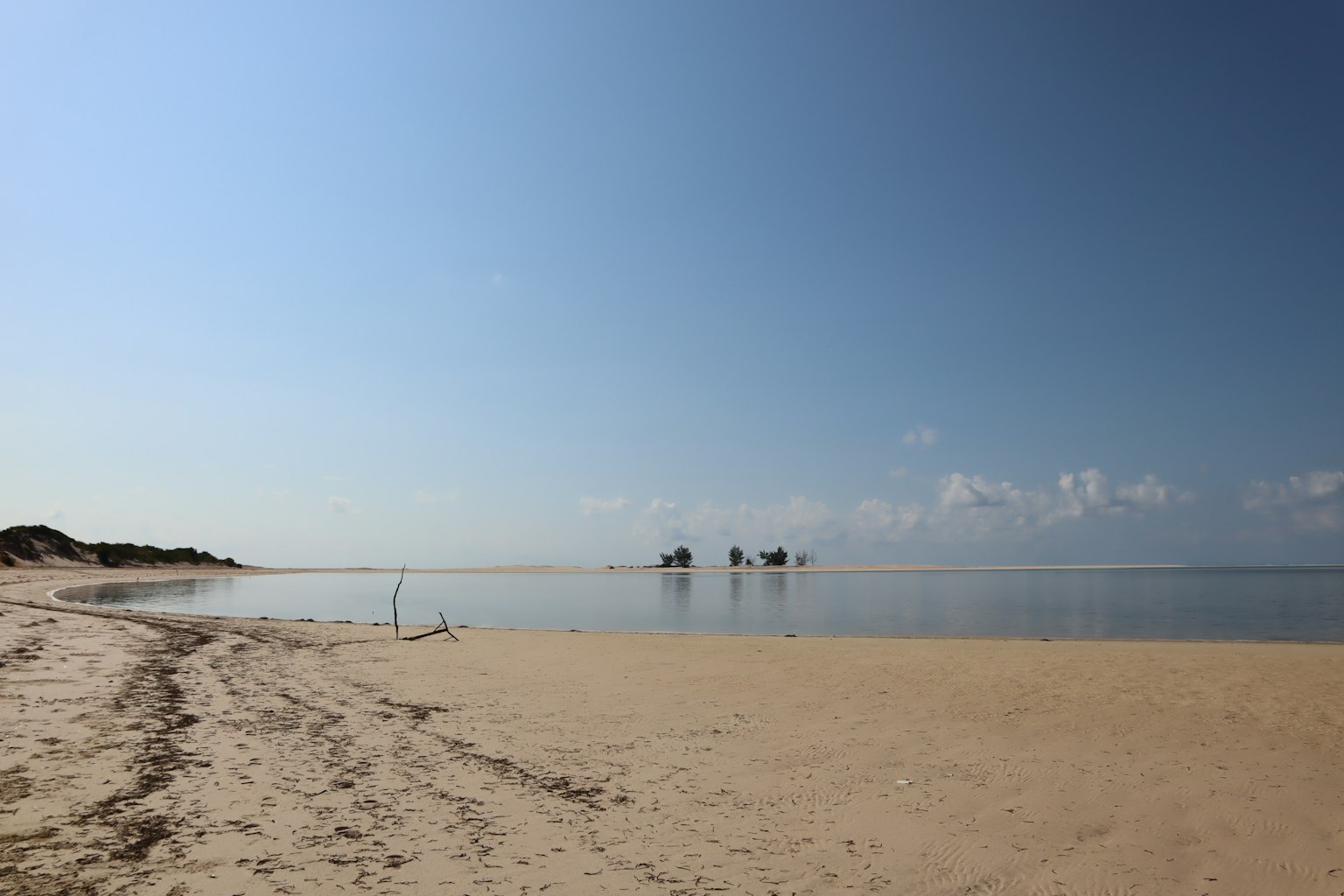 Pemandangan pantai yang indah dengan langit biru jernih dan air tenang