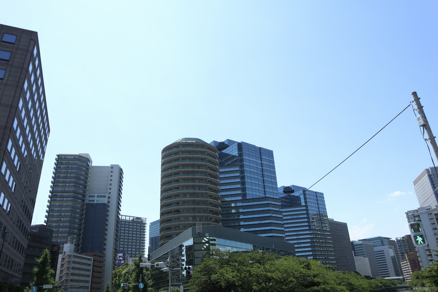เส้นขอบฟ้าเมืองที่มีอาคารสมัยใหม่และท้องฟ้าสีฟ้าใส
