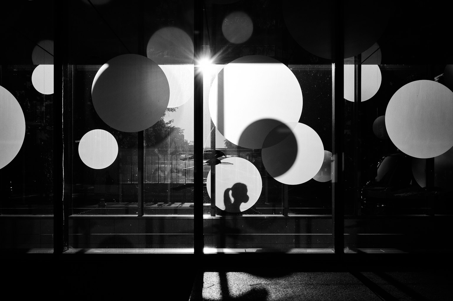 Silhouette d'une personne contre un fond de décorations circulaires en noir et blanc