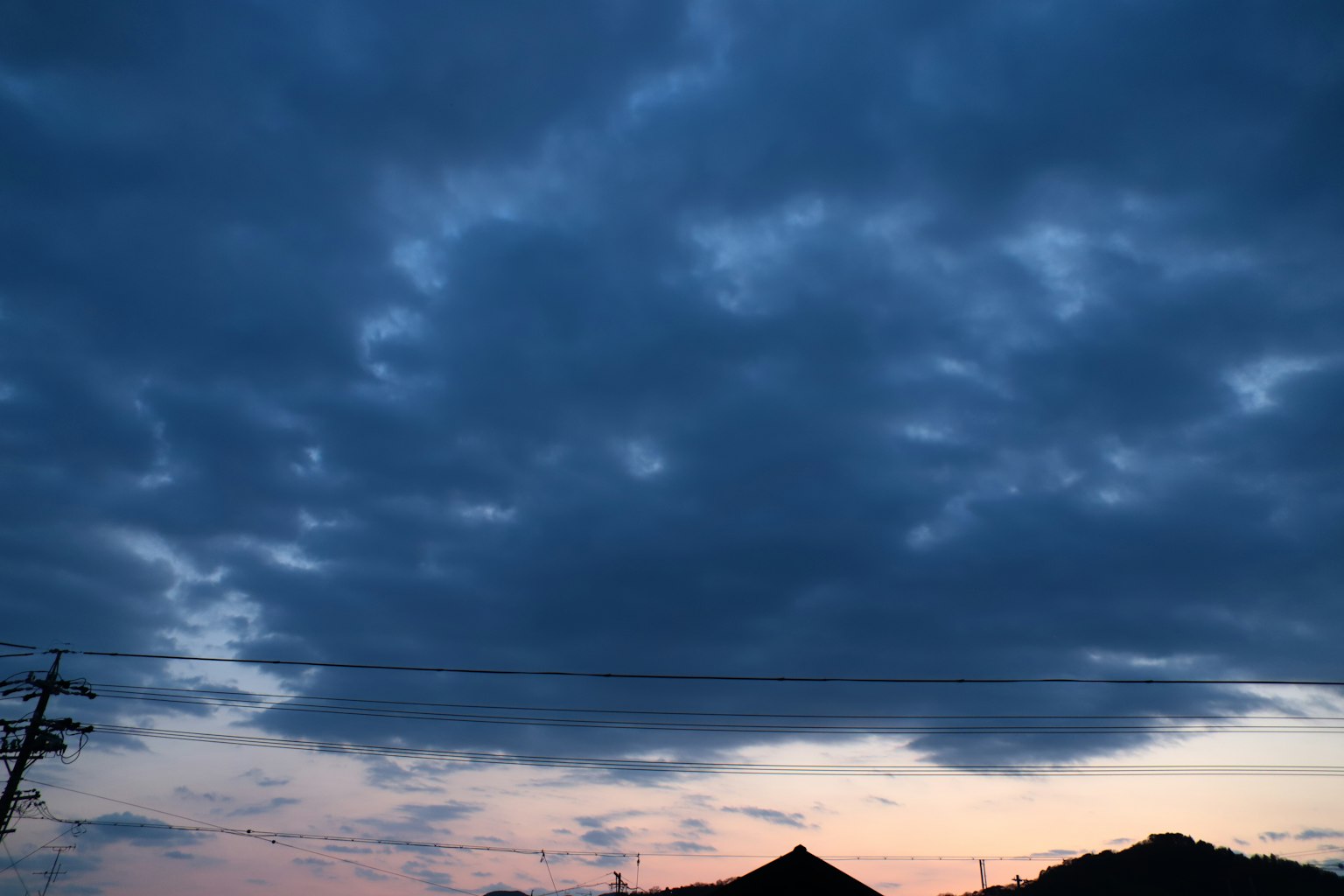 黃昏天空中的暗雲與山的輪廓