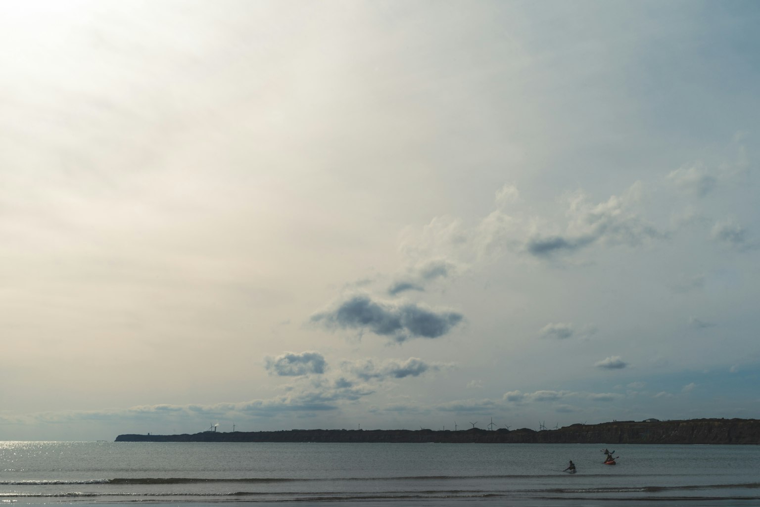 Paisaje de mar tranquilo y cielo con una pequeña isla visible