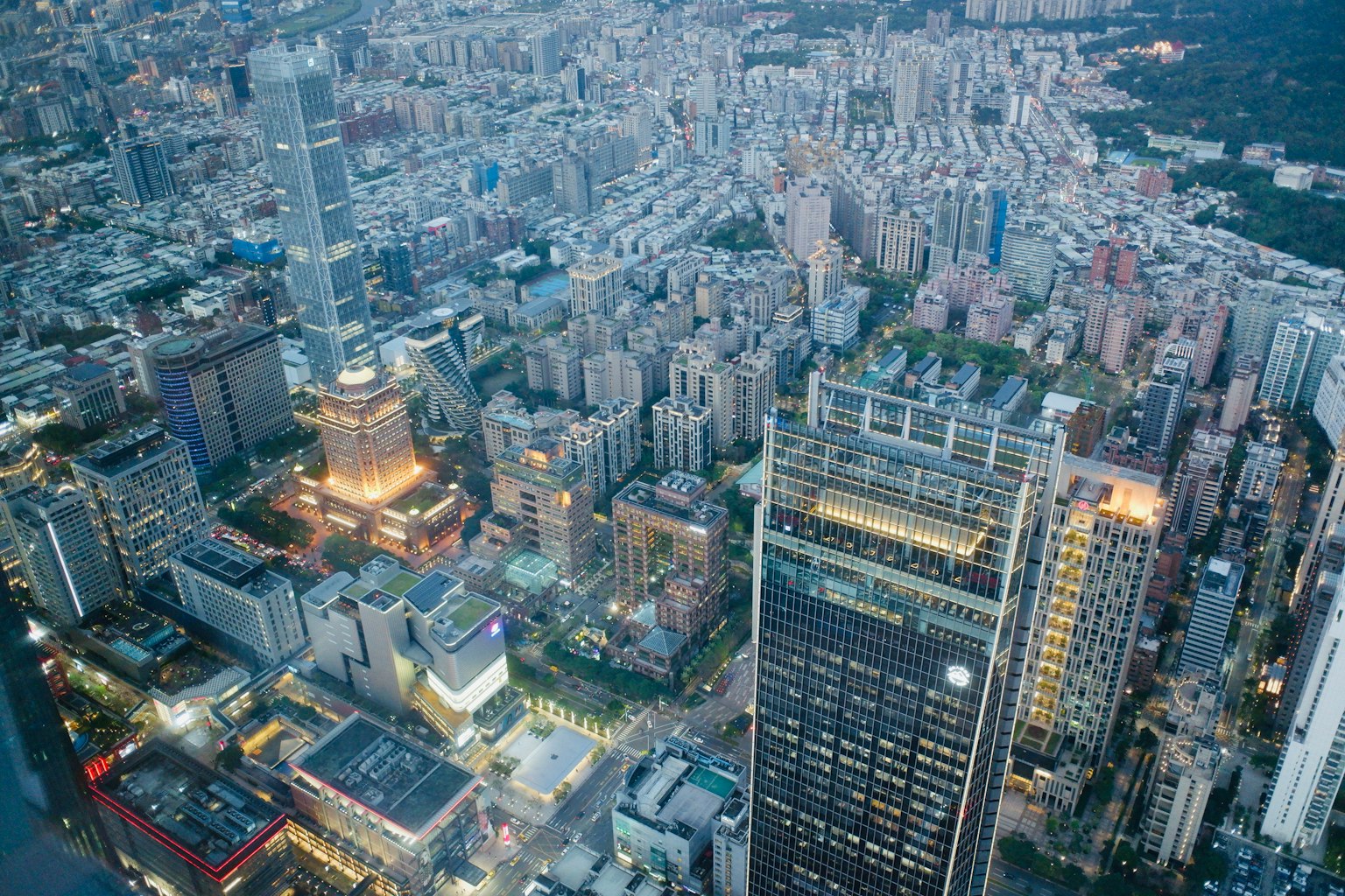 夜晚城市天际线和摩天大楼的鸟瞰图