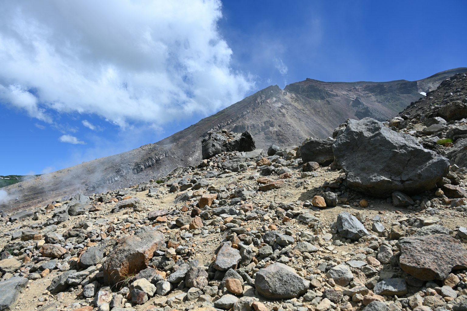 冒煙的火山和岩石地形