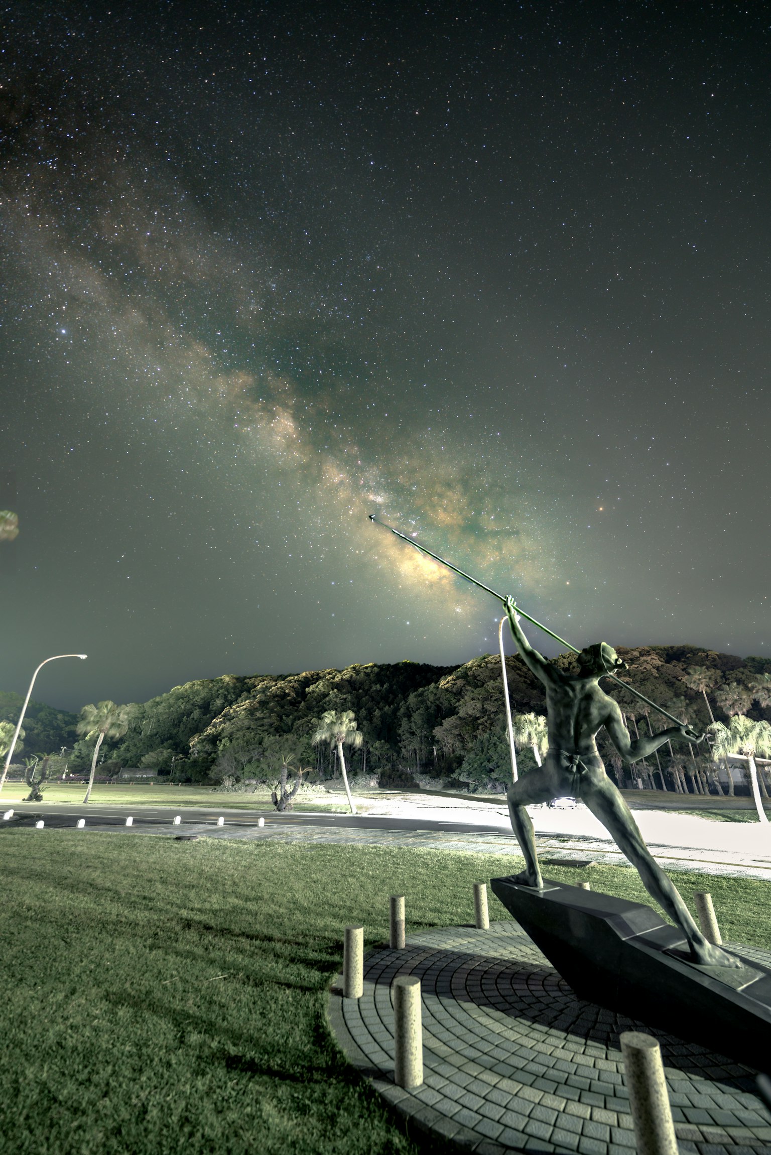 Paesaggio con la Via Lattea e una scultura di notte
