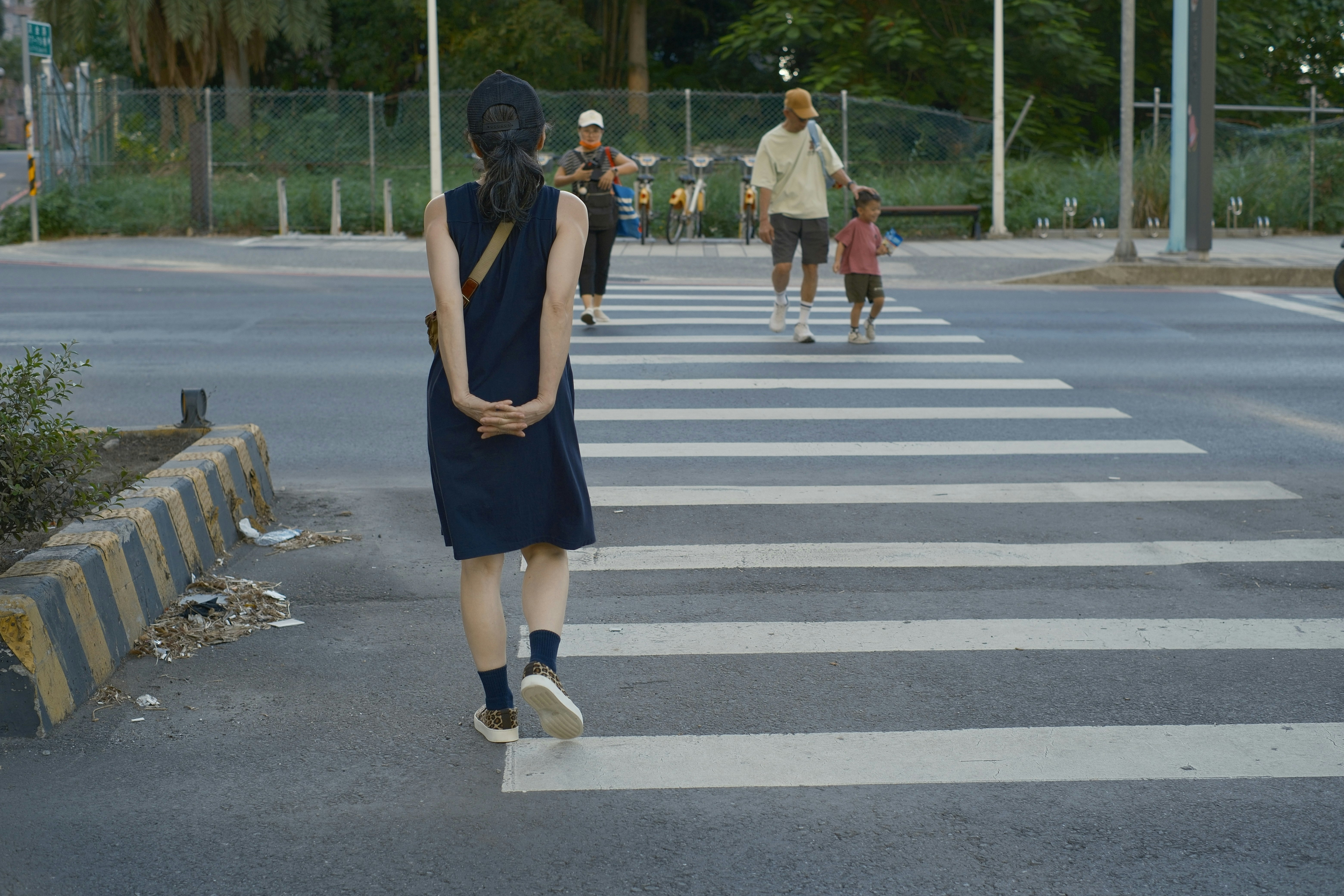 横断歩道を歩く人々のある都市の通りの風景