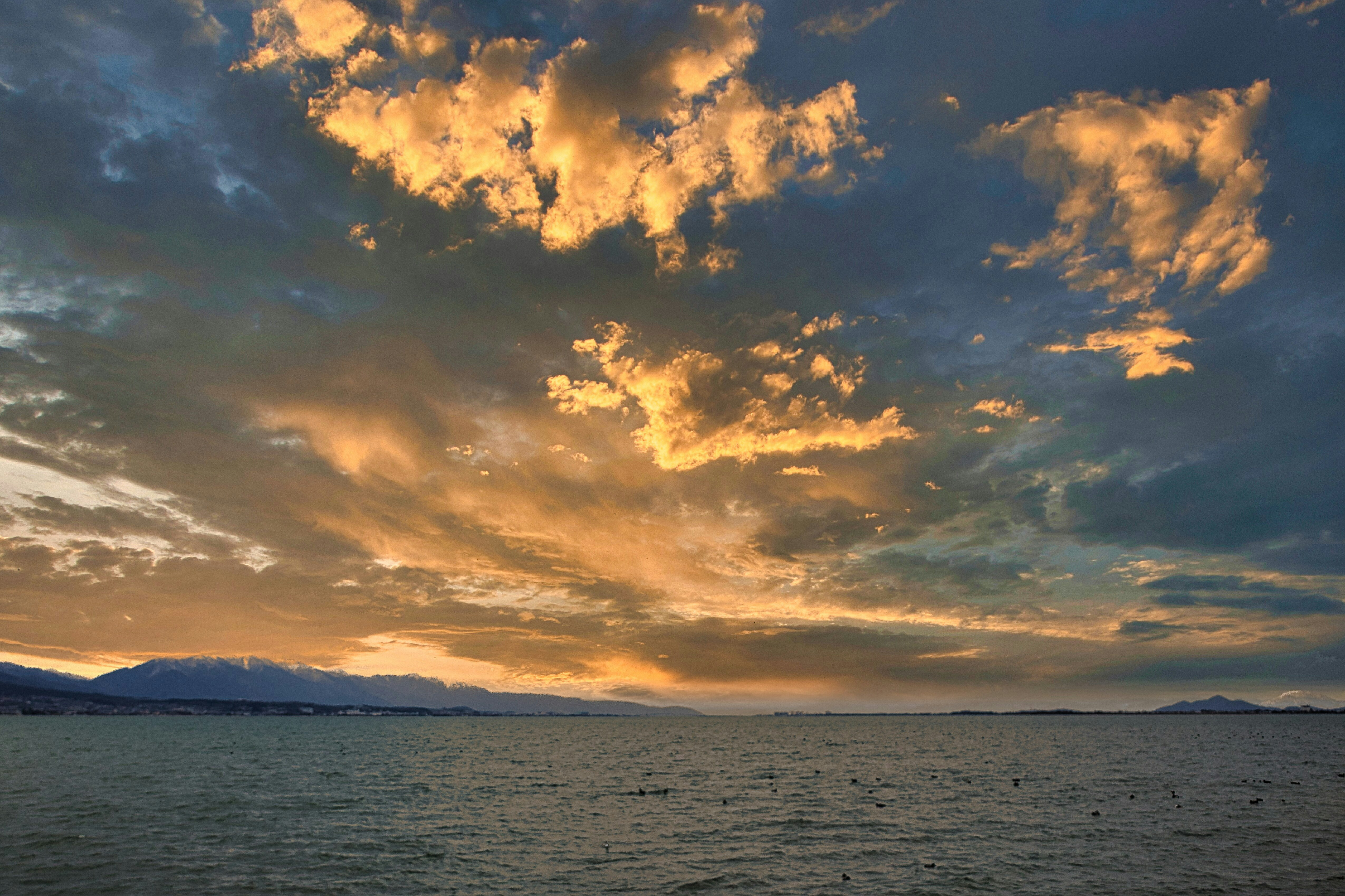 atardecer sobre el mar con horizonte de nubes