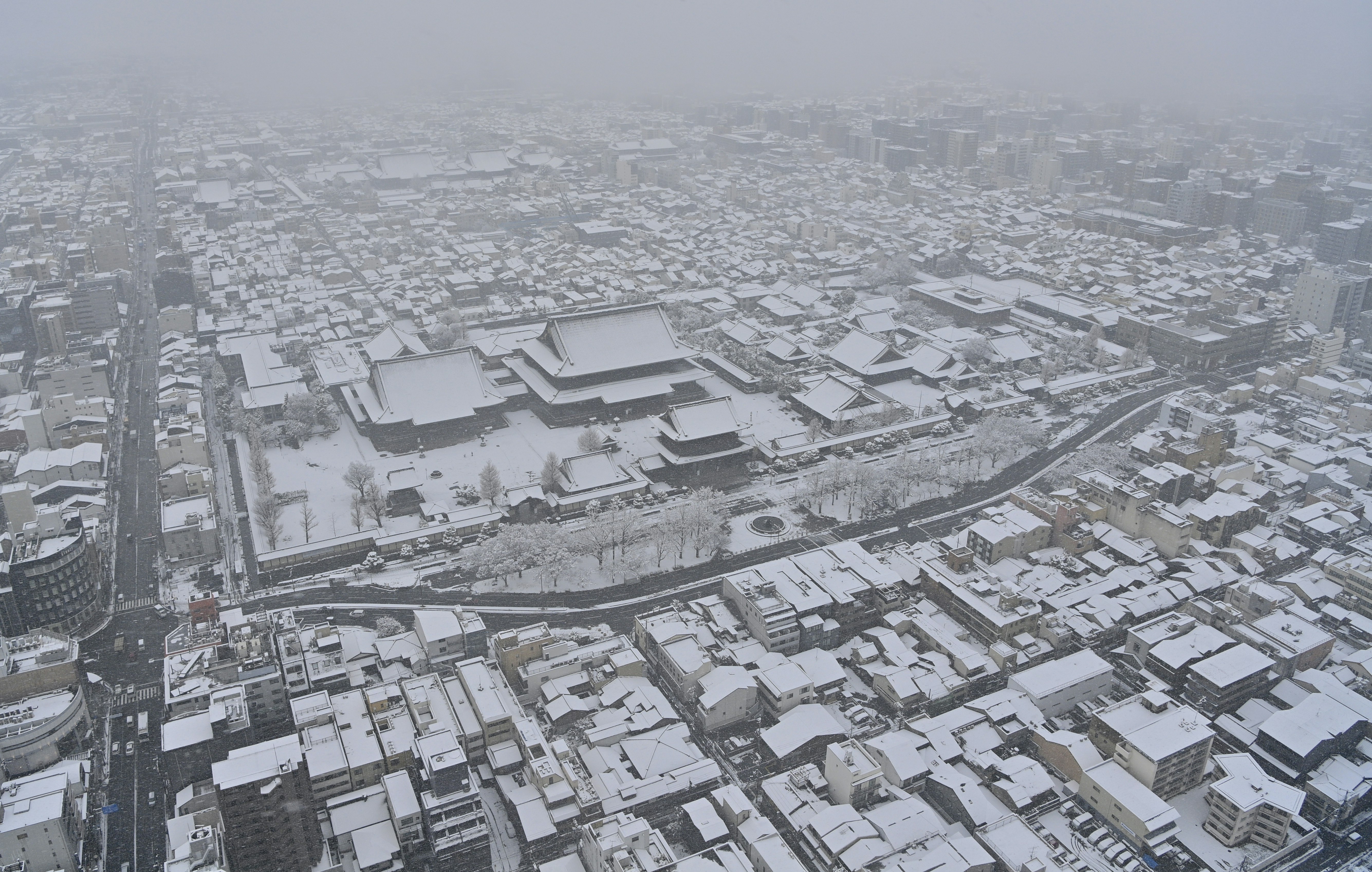 俯瞰被雪覆盖的住宅社区