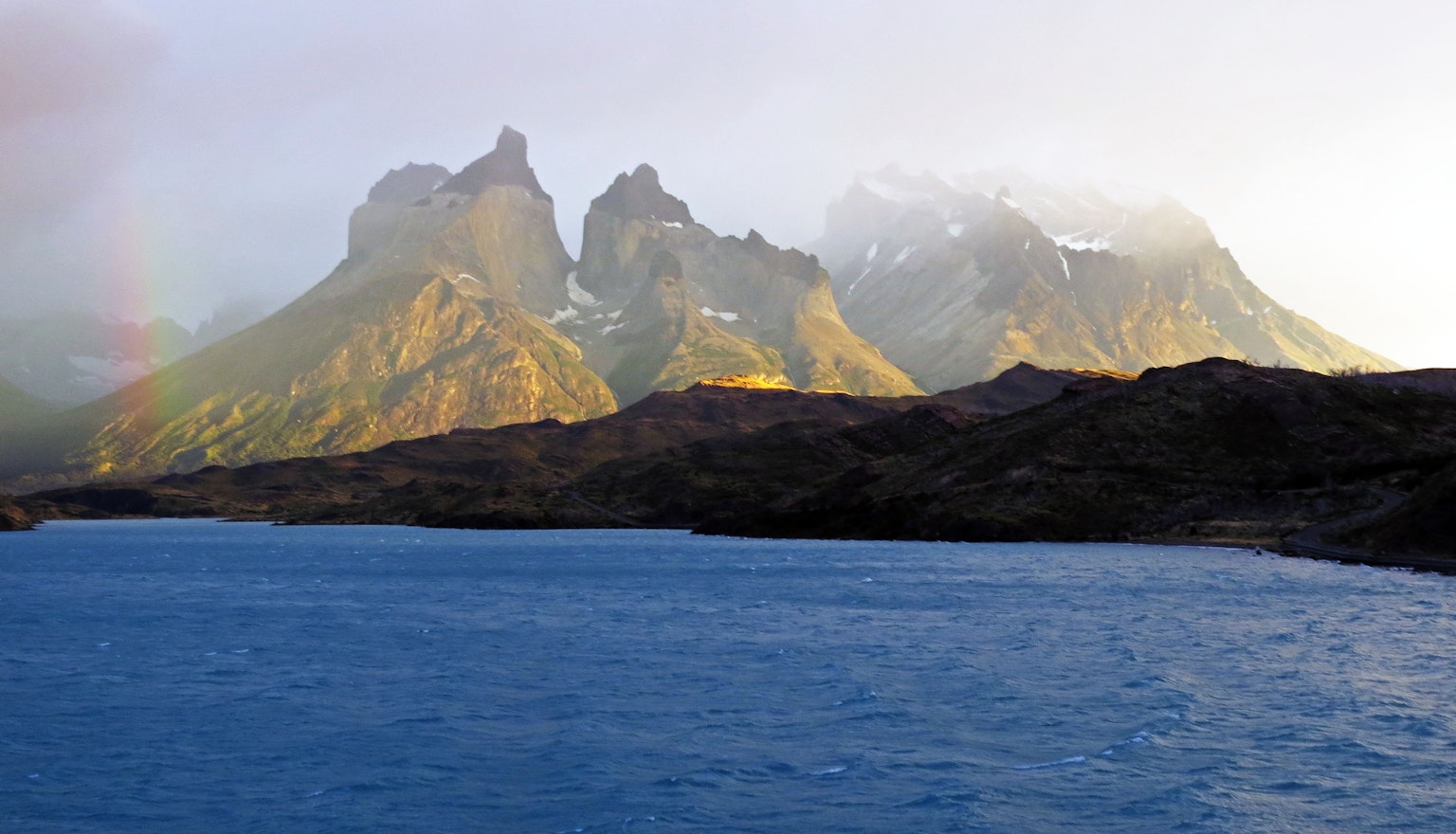 Phong cảnh của Vườn quốc gia Torres del Paine với núi và hồ xanh