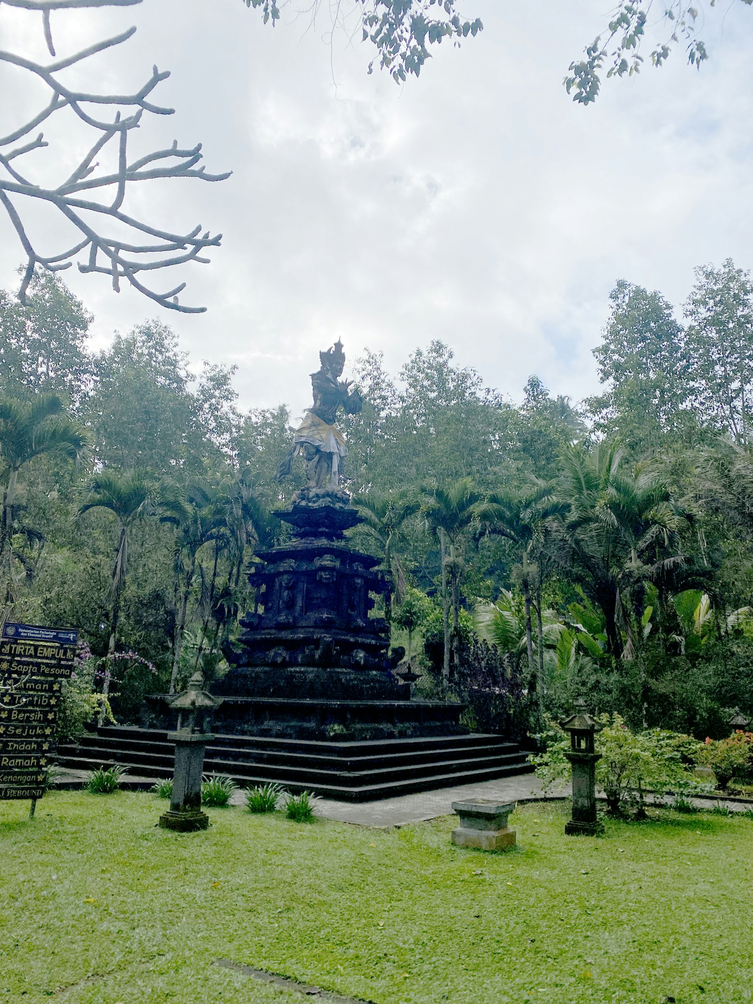 Escultura de templo de piedra rodeada de vegetación exuberante en Bali
