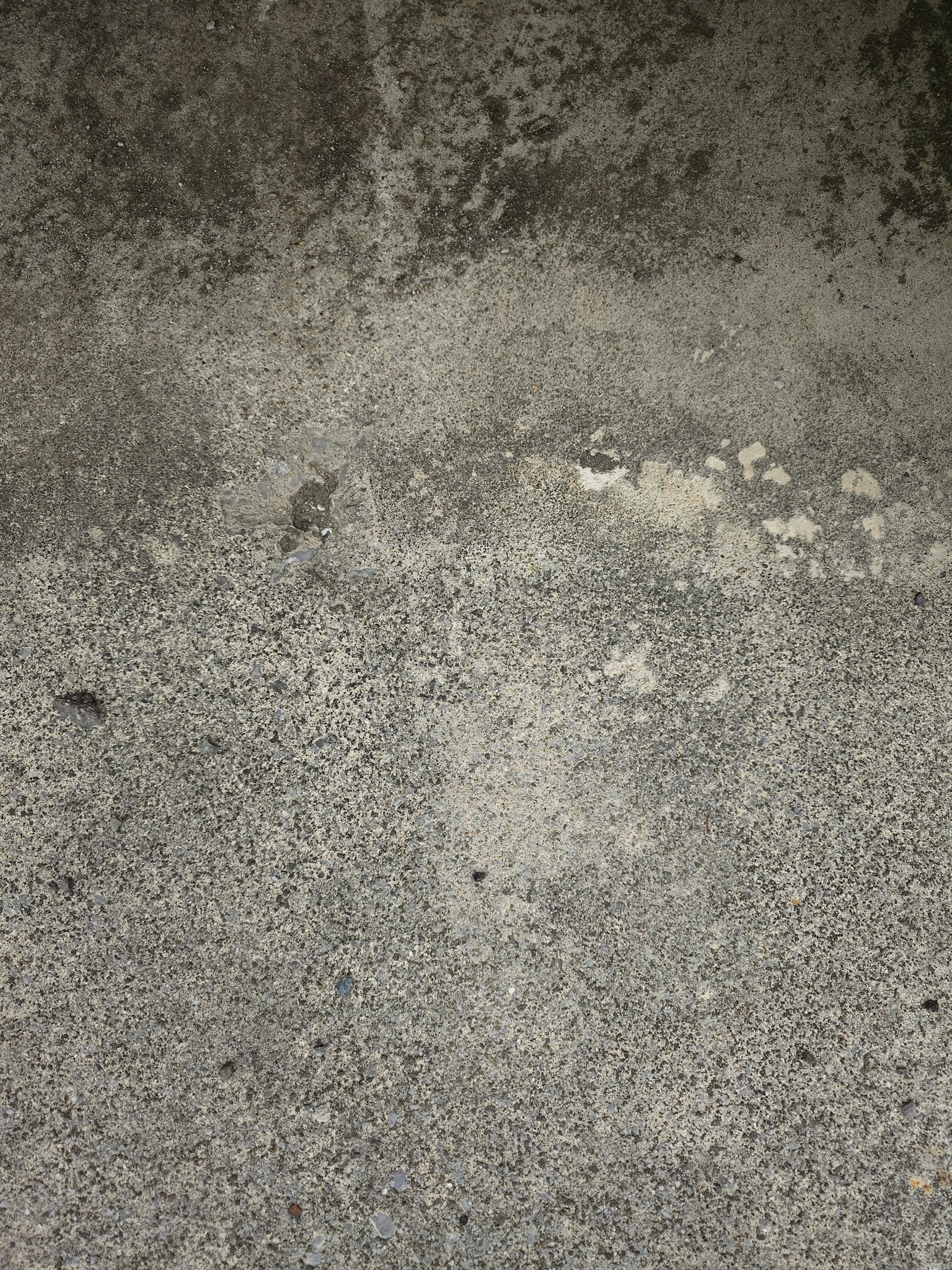 Textur- und Farbvariationen auf einer Betontfläche