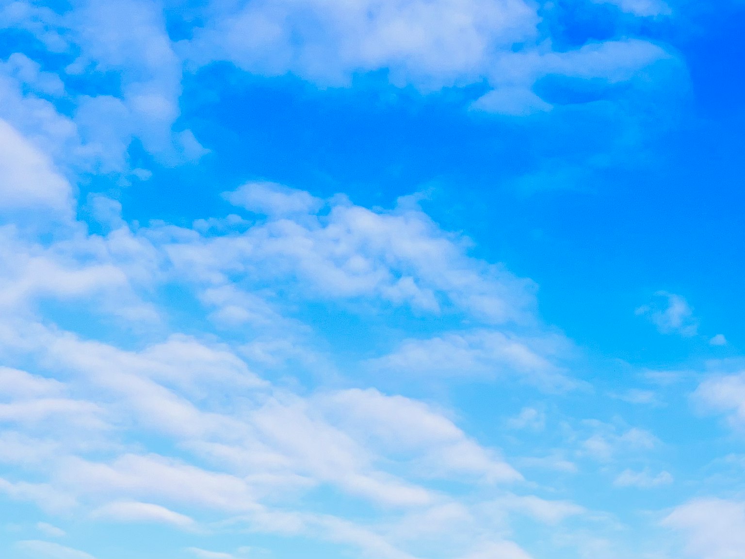 Un cielo blu con morbide nuvole bianche sparse