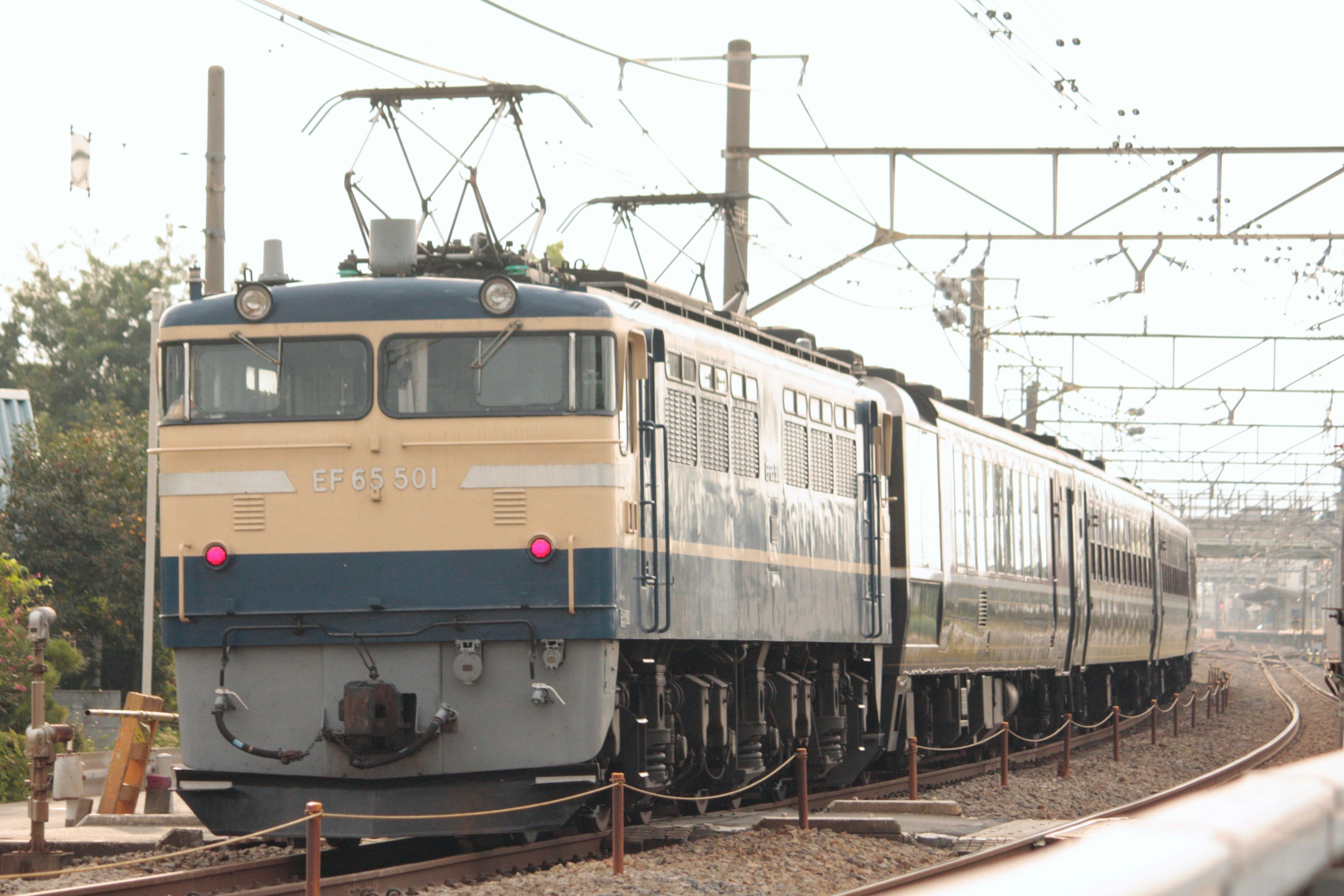 電氣化鐵路線上行駛的電力機車列車
