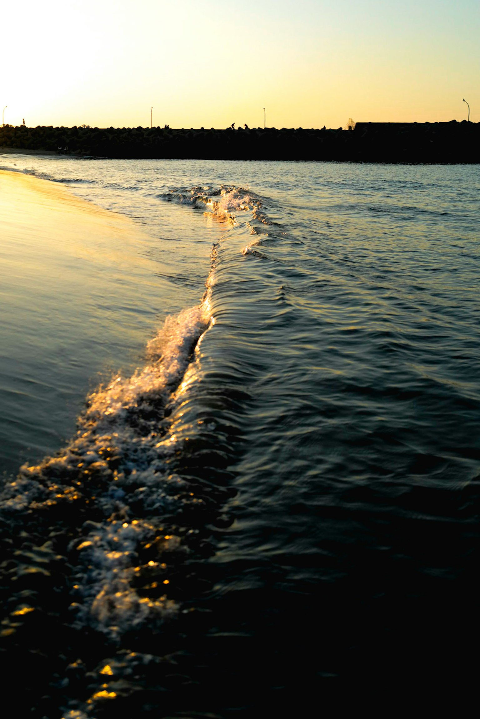 Vagues calmes de la mer avec reflet du coucher de soleil