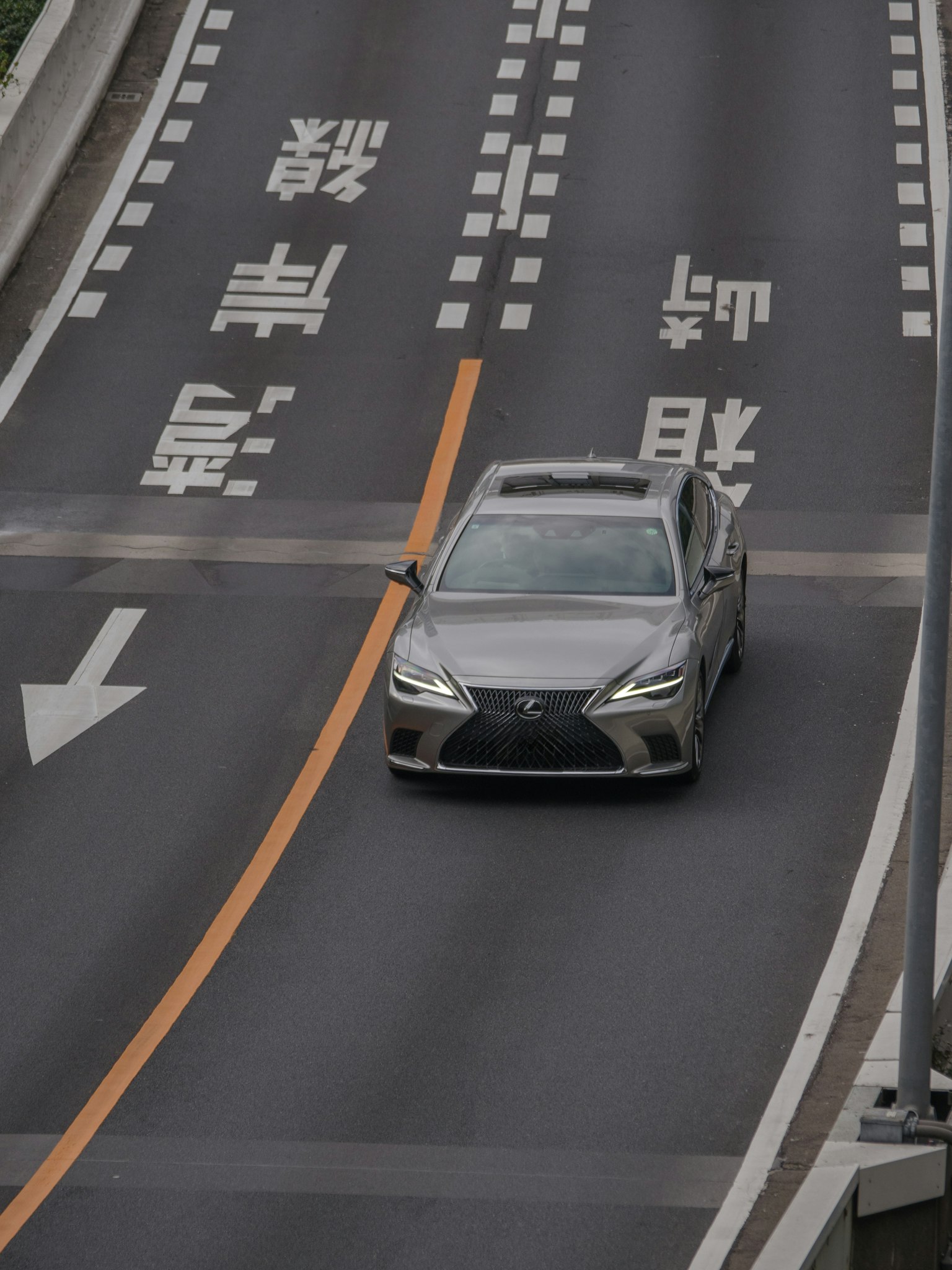 一辆雷克萨斯汽车在有交通标记的道路上行驶