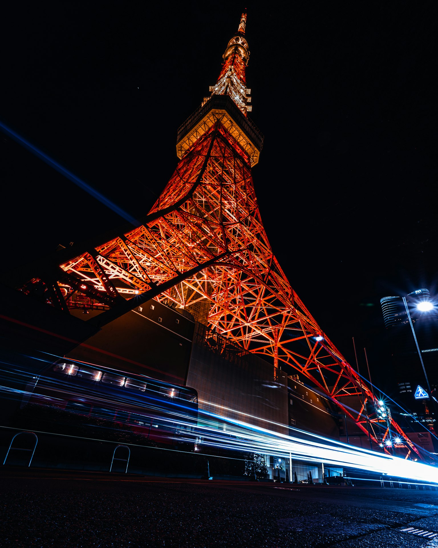 东京塔夜景，橙色照明和光轨