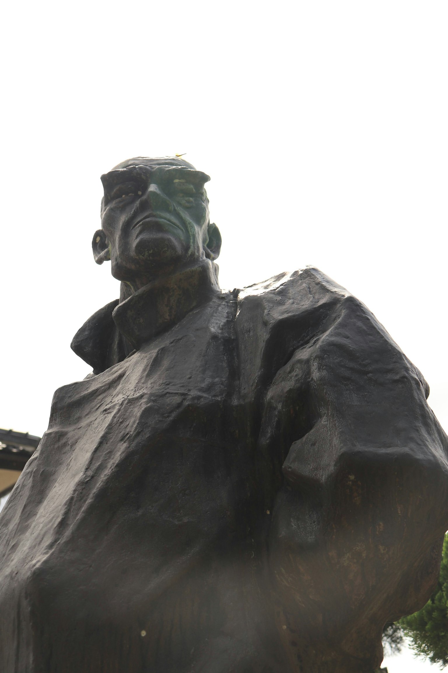 Una estatua de un hombre mirando hacia arriba