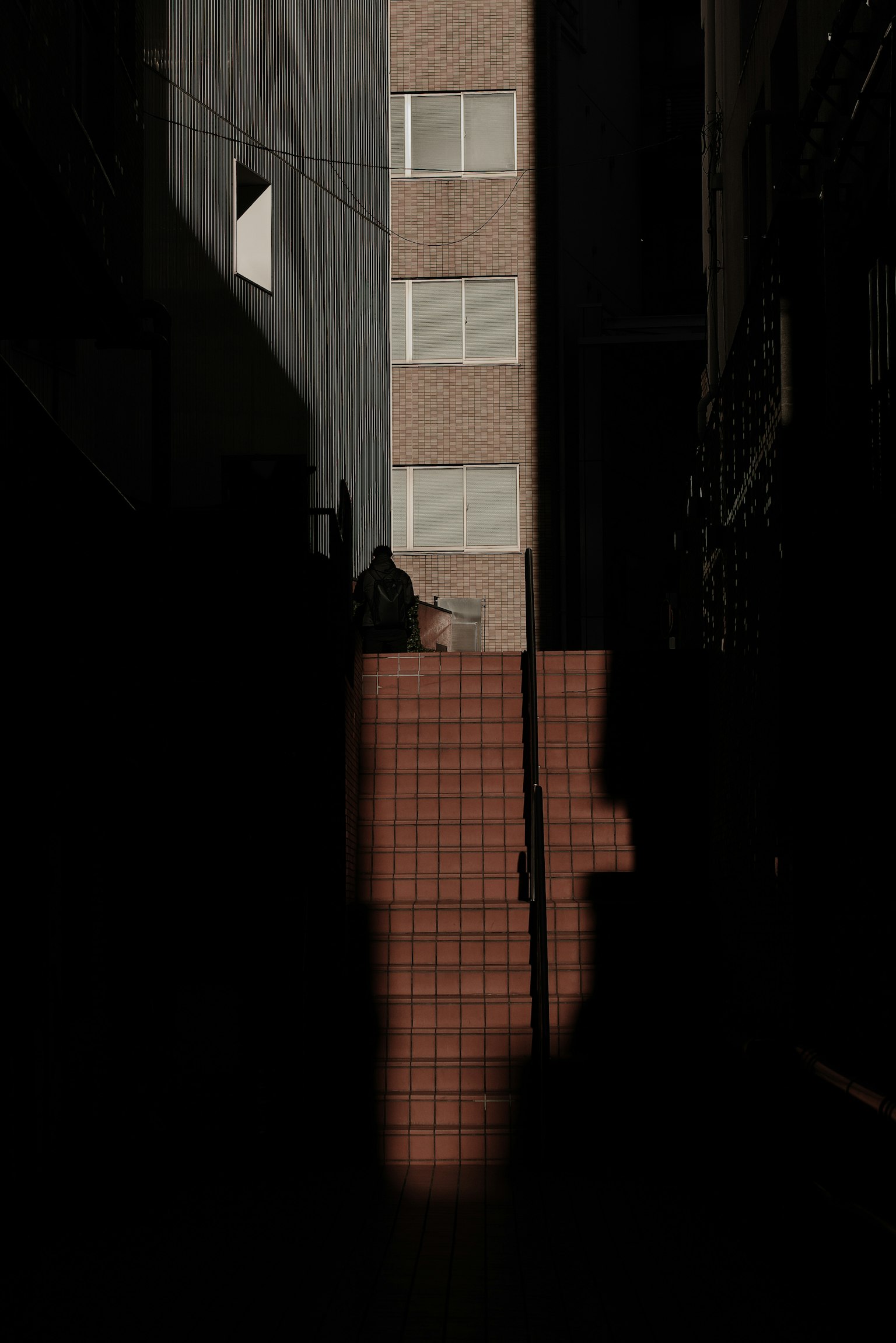 Schatten von Wänden und Gebäuden in einer dunklen Gasse