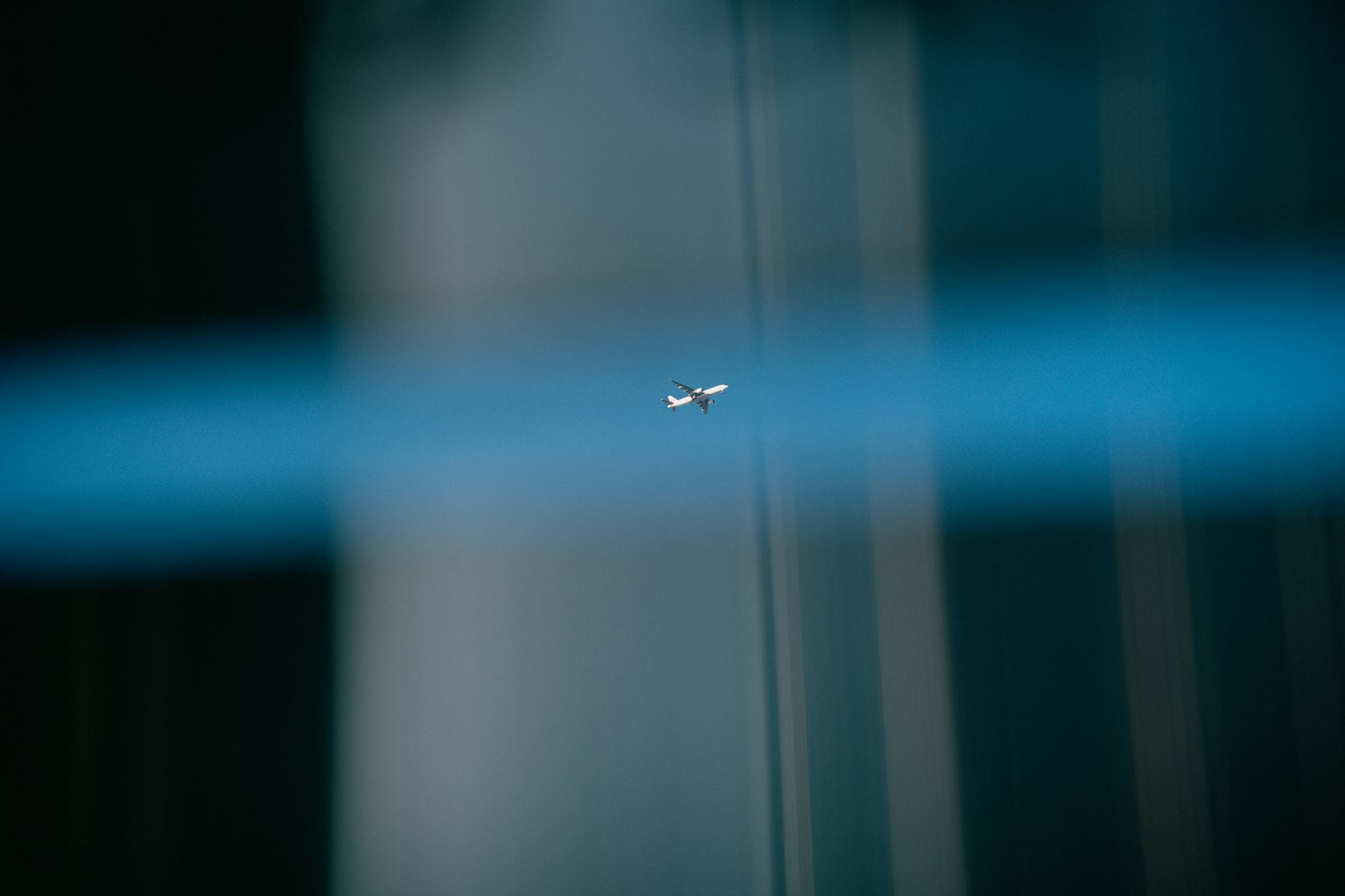 Primo piano di un piccolo aereo che galleggia davanti a una linea blu