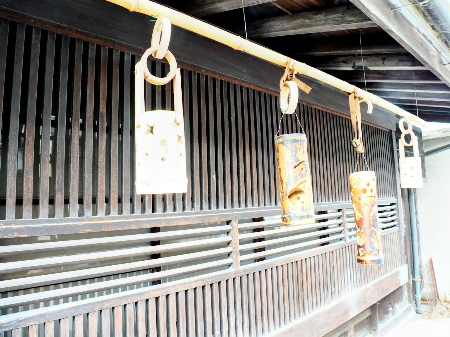 Chuông gió truyền thống Nhật Bản treo trên tường gỗ