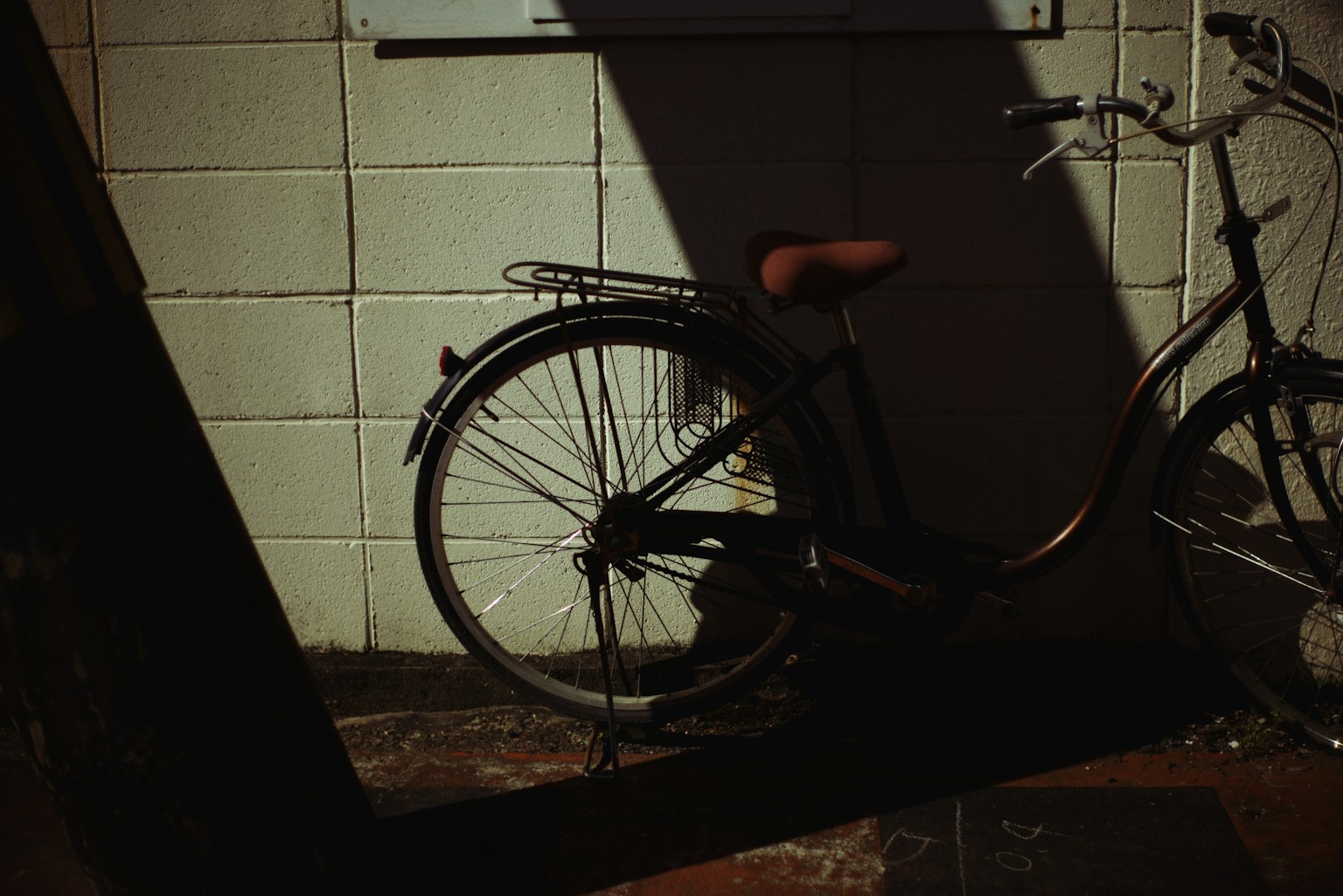 Silhouette eines Fahrrads vor dunklem Hintergrund