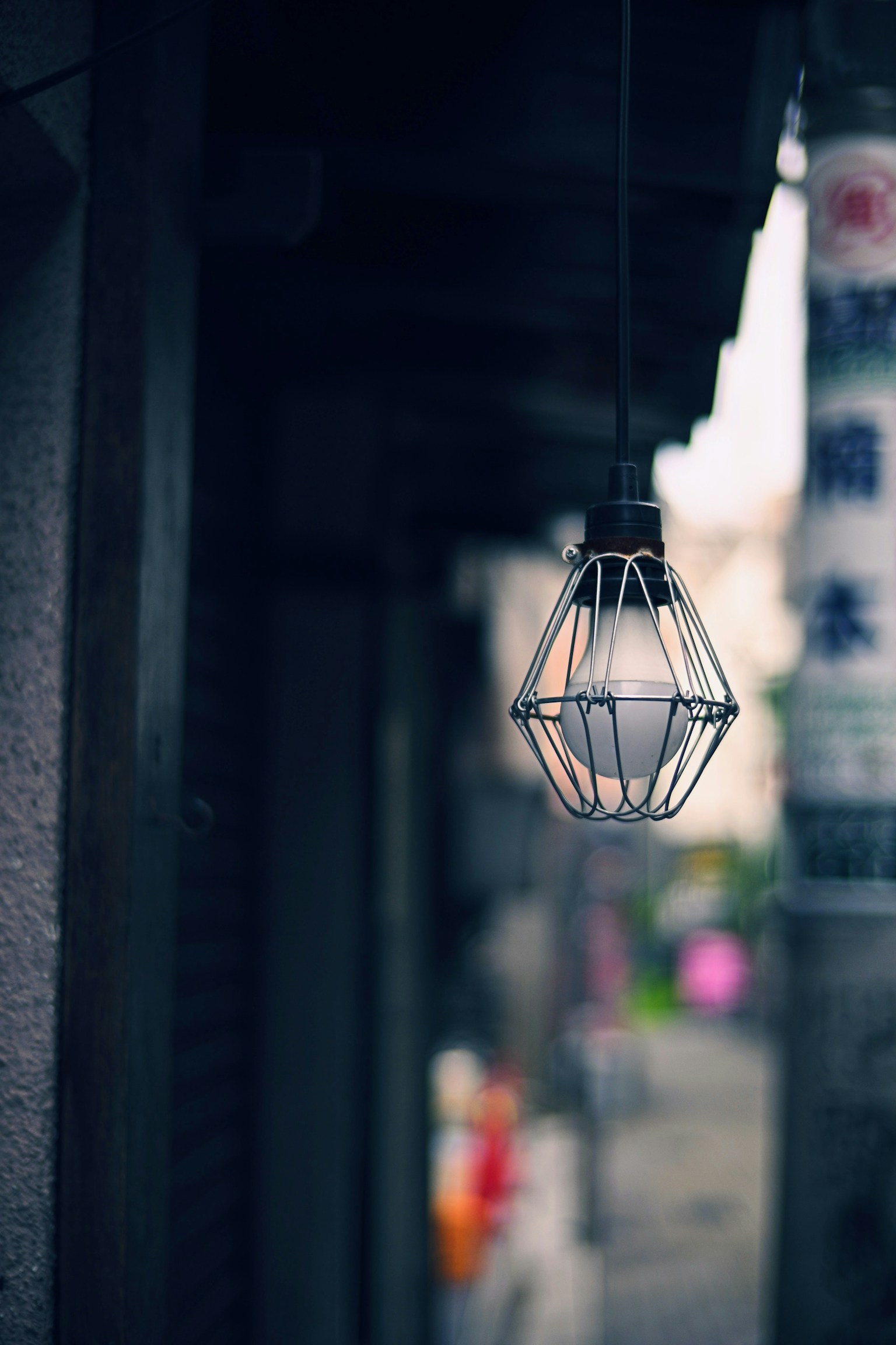 Eine sanft leuchtende Straßenlampe mit einem verschwommenen Hintergrund von Schildern