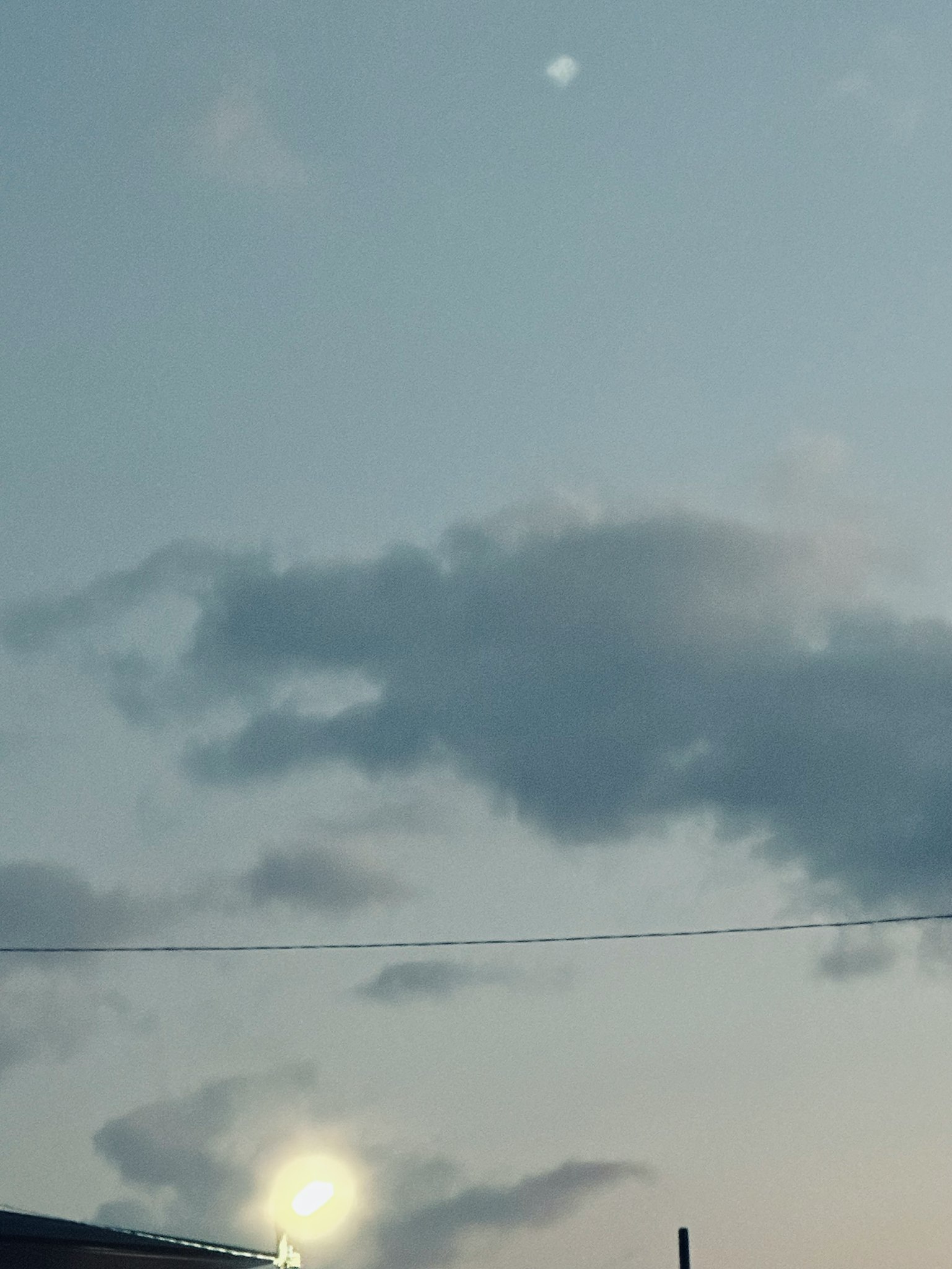 天空中的云和反射的阳光