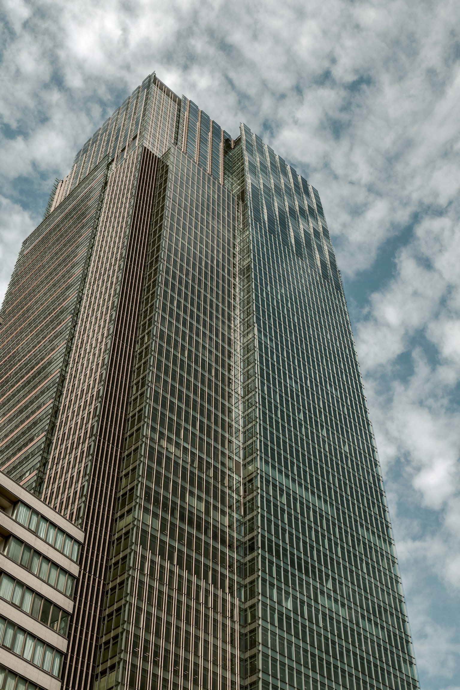 Close-up gedung pencakar langit dengan langit berawan