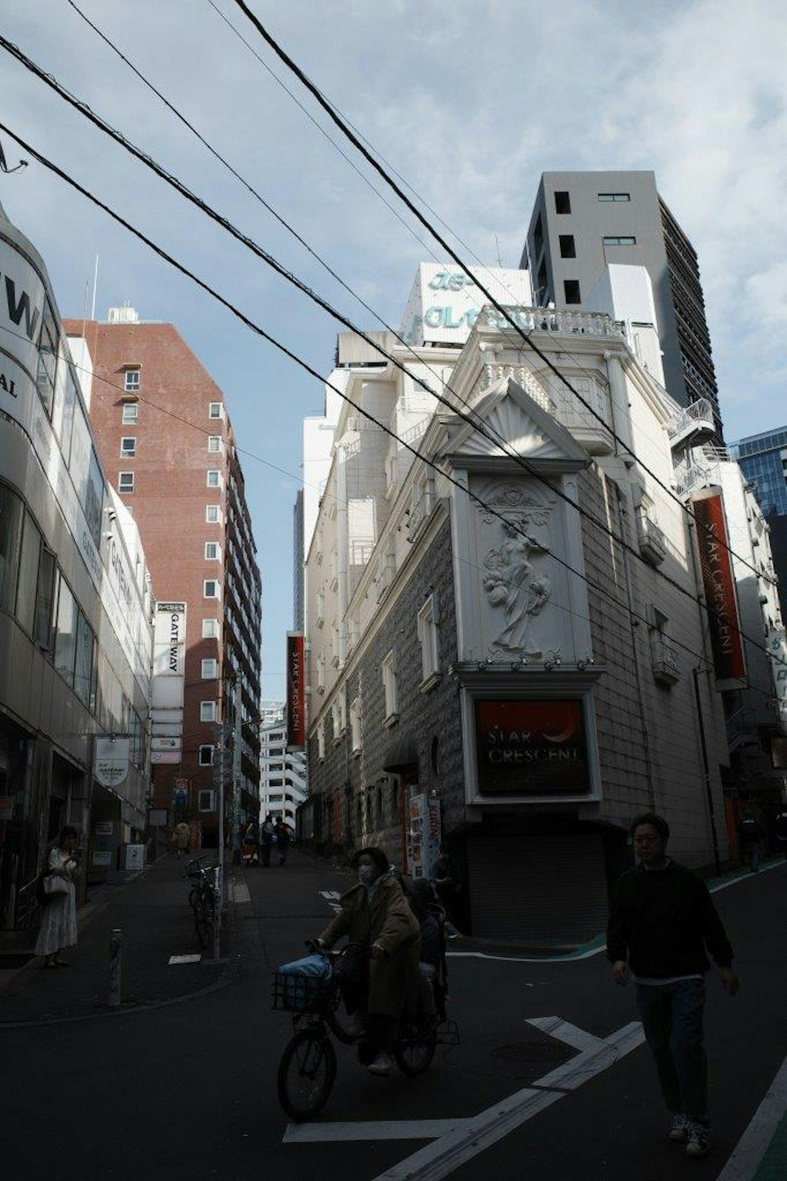 城市街角的建筑和人