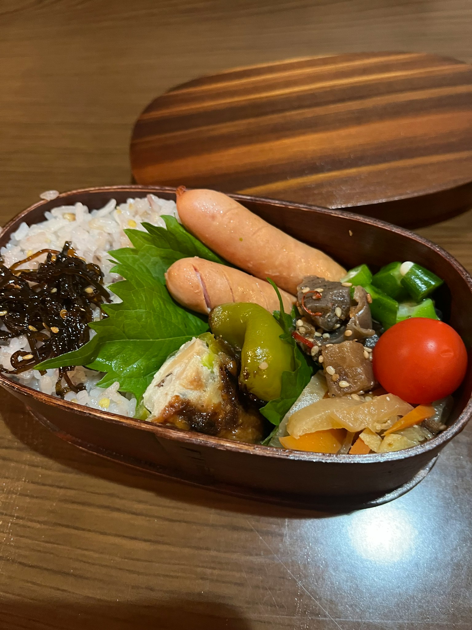 Scatola bento in legno piena di riso bianco e vari contorni