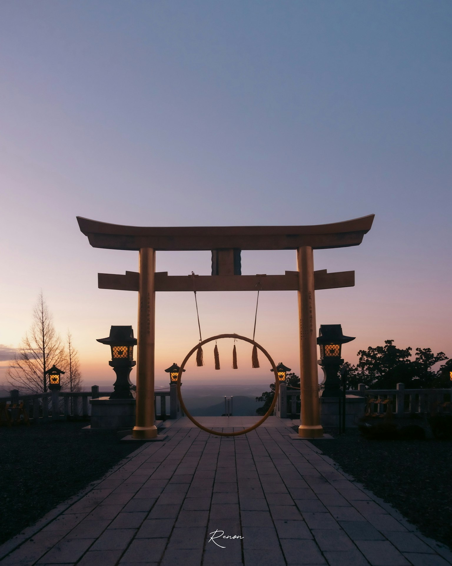 Cổng Torii với xích đu hình tròn vào lúc hoàng hôn